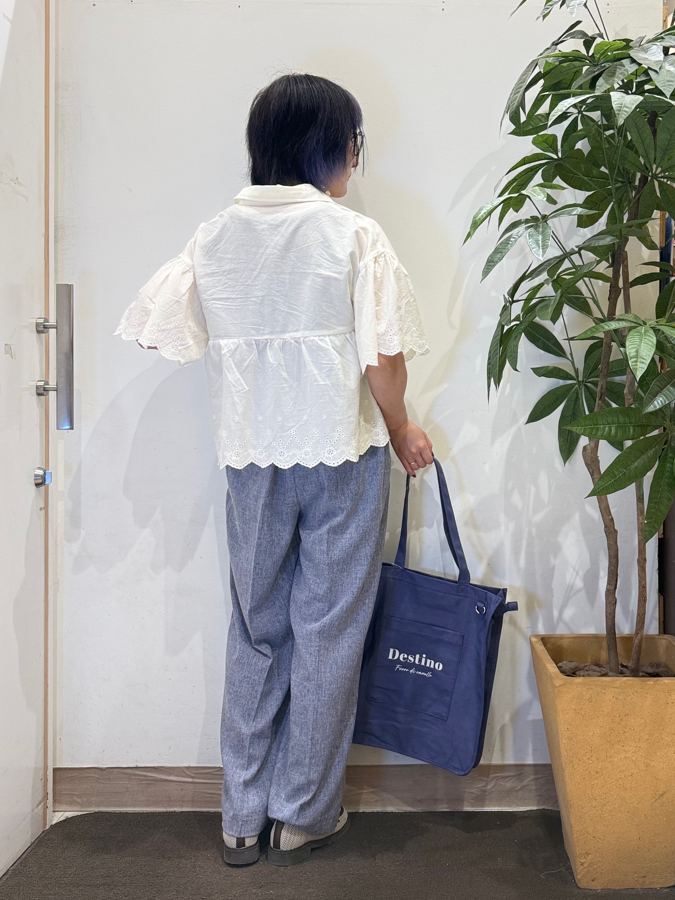 misakiさんの「SHOO･LA･RUE｜【洗濯機可/綿100％/体型カバー】刺繍レースがこなれ見え 二の腕が隠せる ペプラムブラウス」を使ったコーディネート