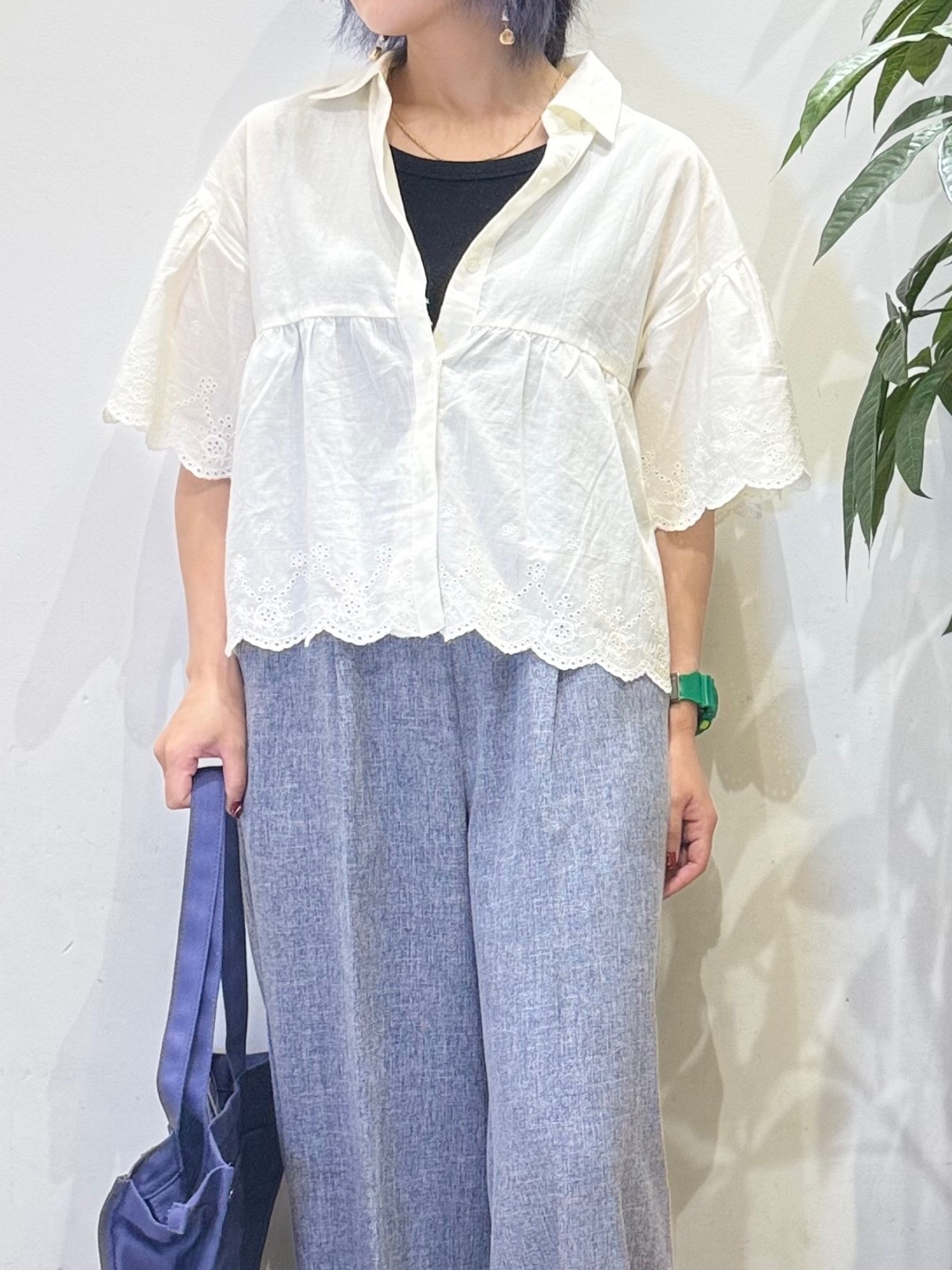 misakiさんの「SHOO･LA･RUE｜【洗濯機可/綿100％/体型カバー】刺繍レースがこなれ見え 二の腕が隠せる ペプラムブラウス」を使ったコーディネート