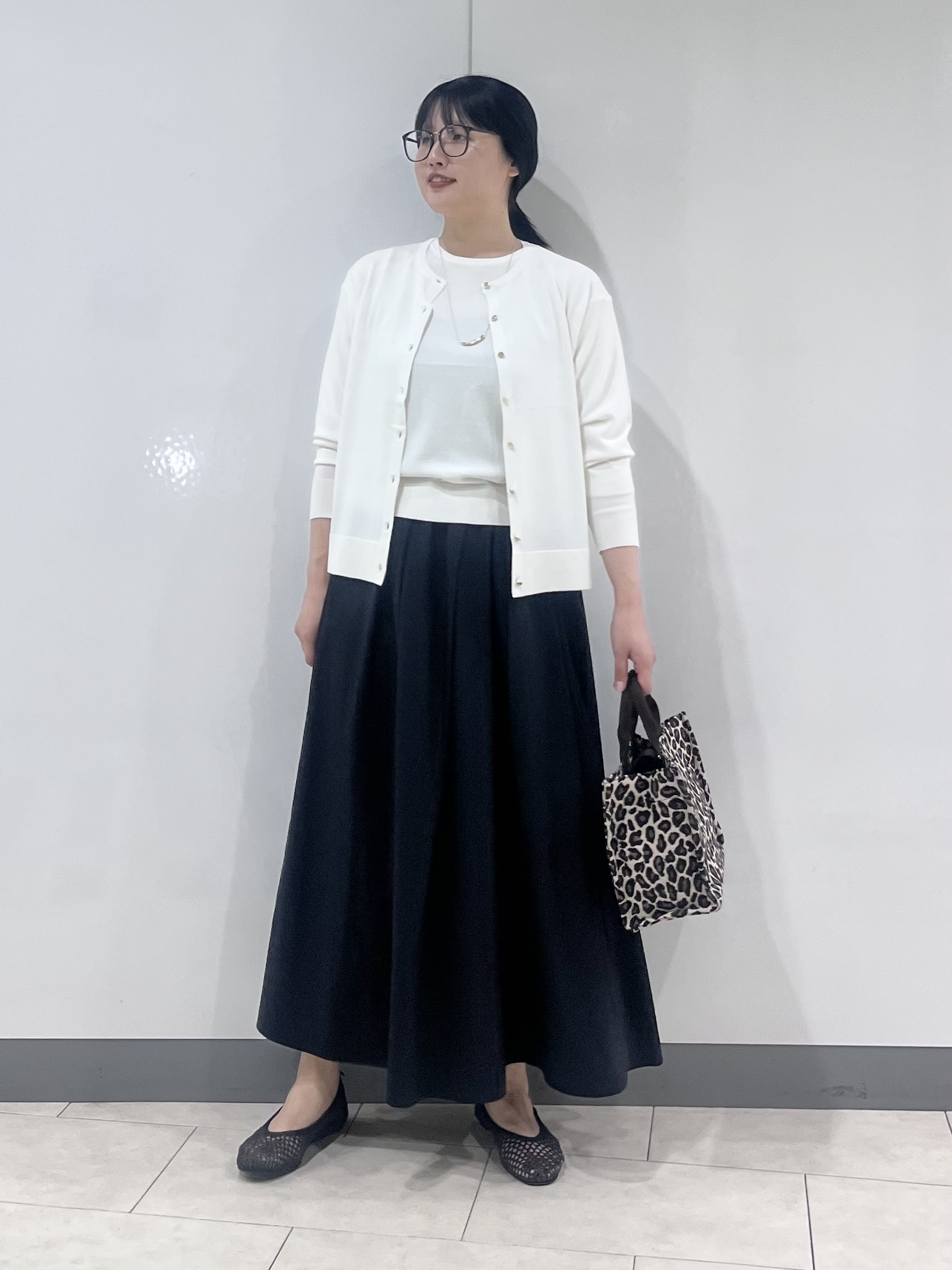 hasuさんの「INDIVI｜【2点セット】5分袖ニット＆カーディガン きれいめアンサンブルニット」を使ったコーディネート