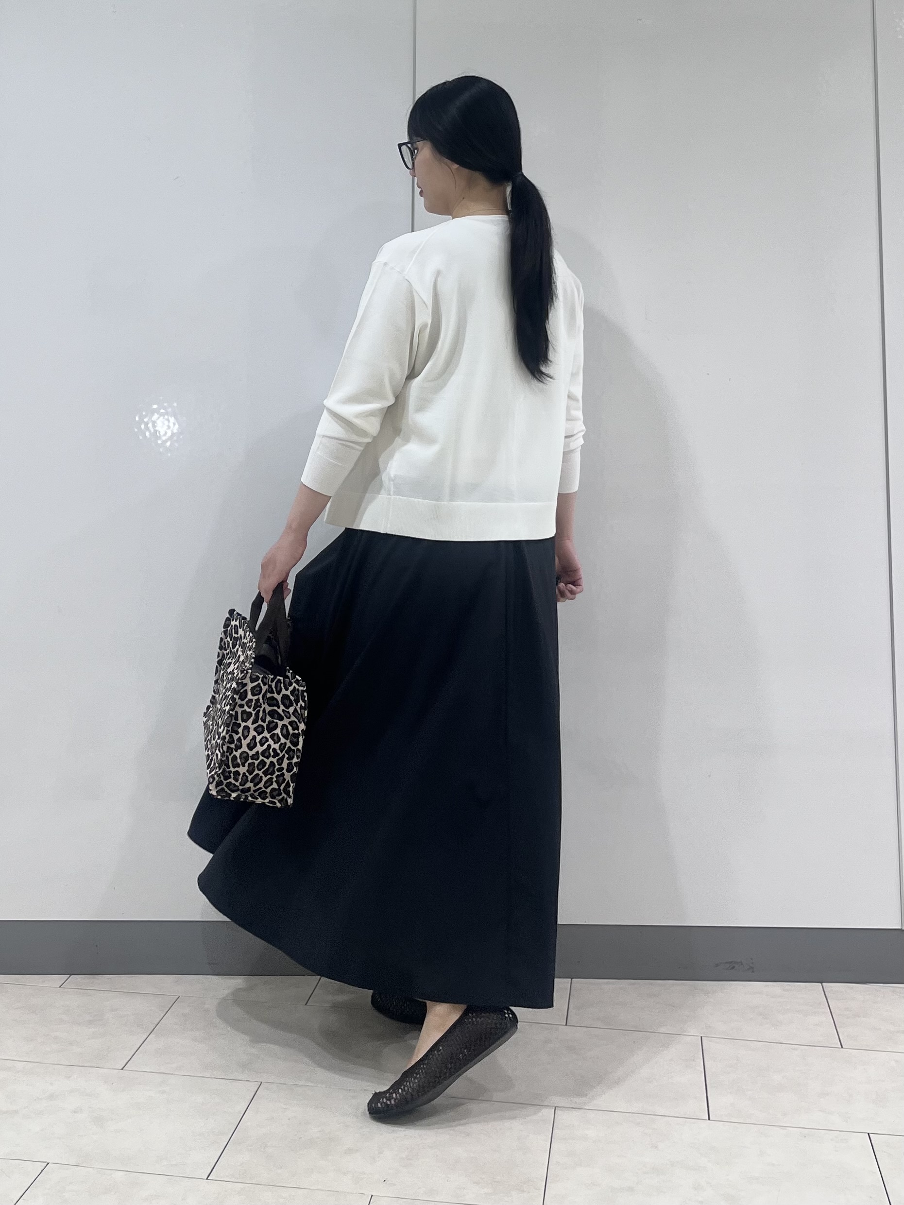 hasuさんの「INDIVI｜【2点セット】5分袖ニット＆カーディガン きれいめアンサンブルニット」を使ったコーディネート