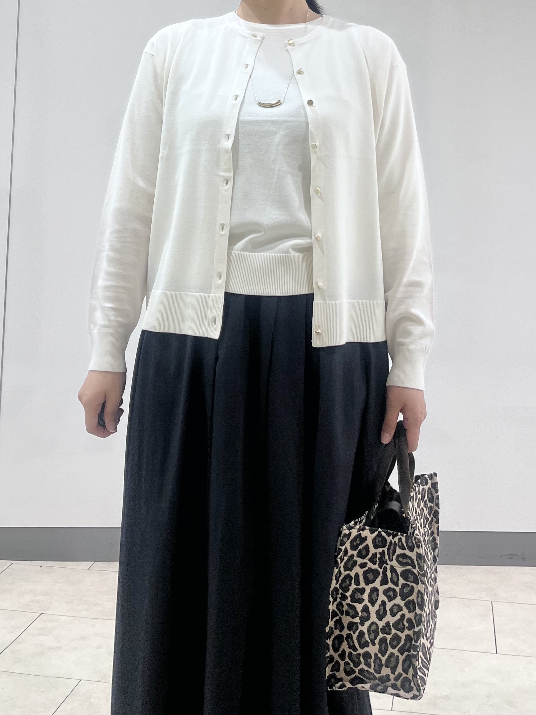 hasuさんの「INDIVI｜【2点セット】5分袖ニット＆カーディガン きれいめアンサンブルニット」を使ったコーディネート