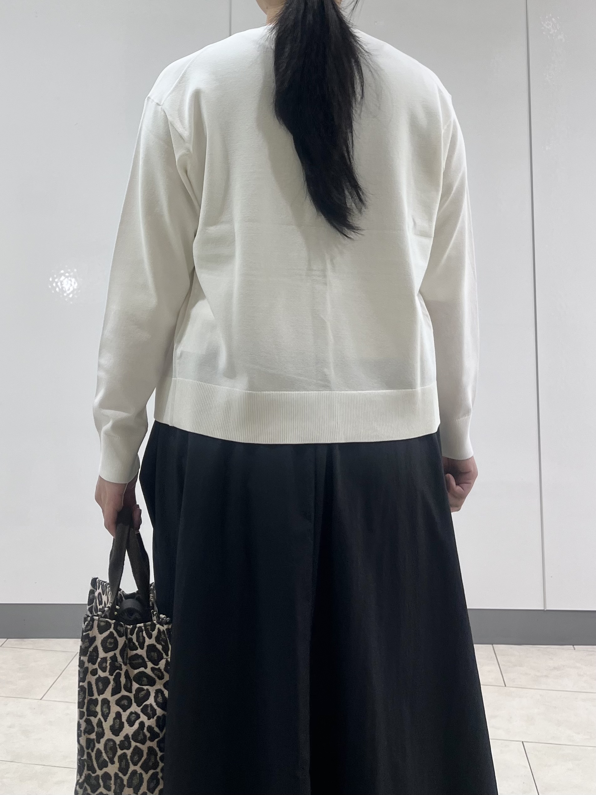hasuさんの「INDIVI｜【2点セット】5分袖ニット＆カーディガン きれいめアンサンブルニット」を使ったコーディネート