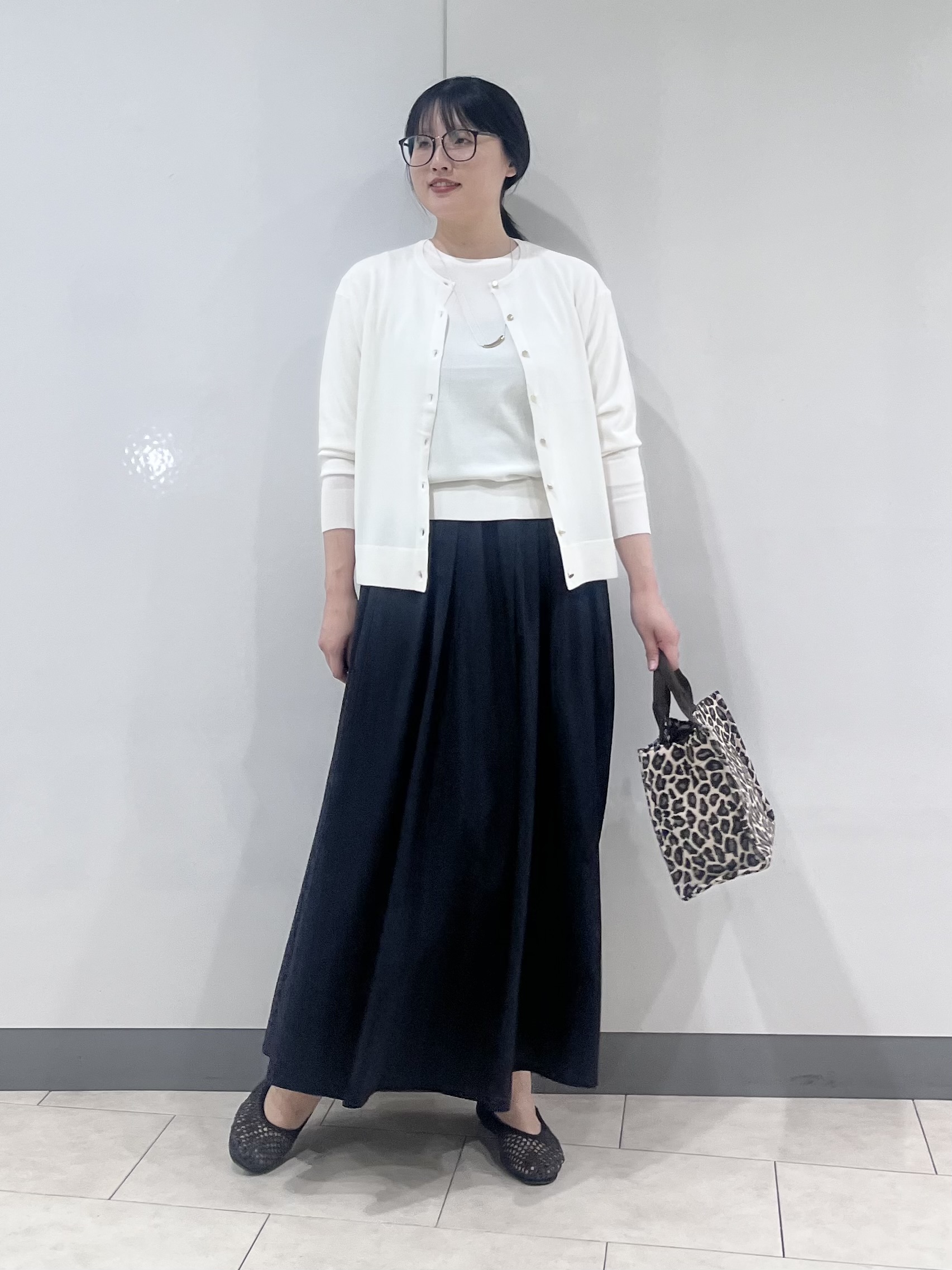 hasuさんの「INDIVI｜【2点セット】5分袖ニット＆カーディガン きれいめアンサンブルニット」を使ったコーディネート