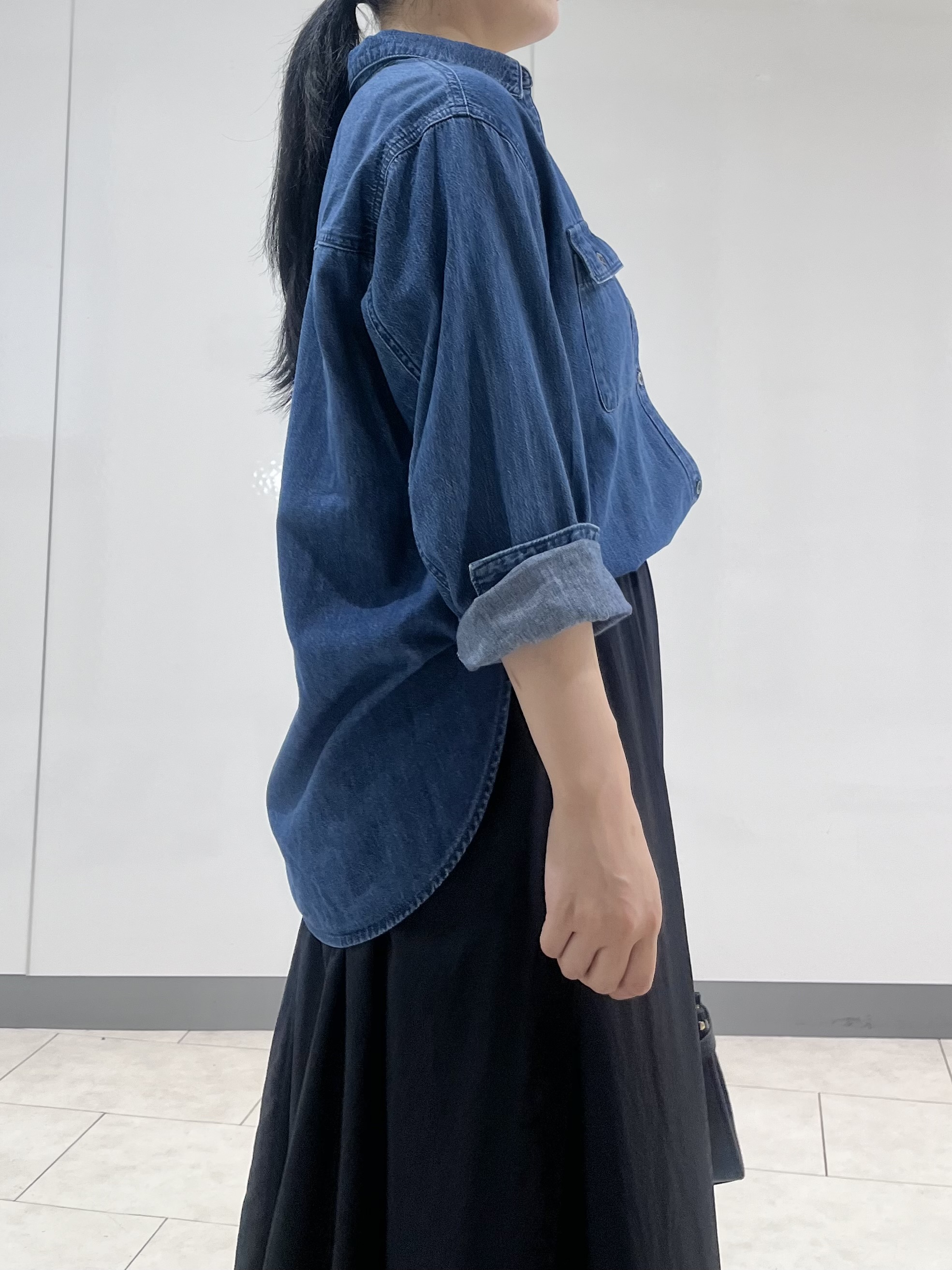 hasuさんの「INDIVI｜【洗える／体型カバー】ライトデニム ワークシャツ」を使ったコーディネート