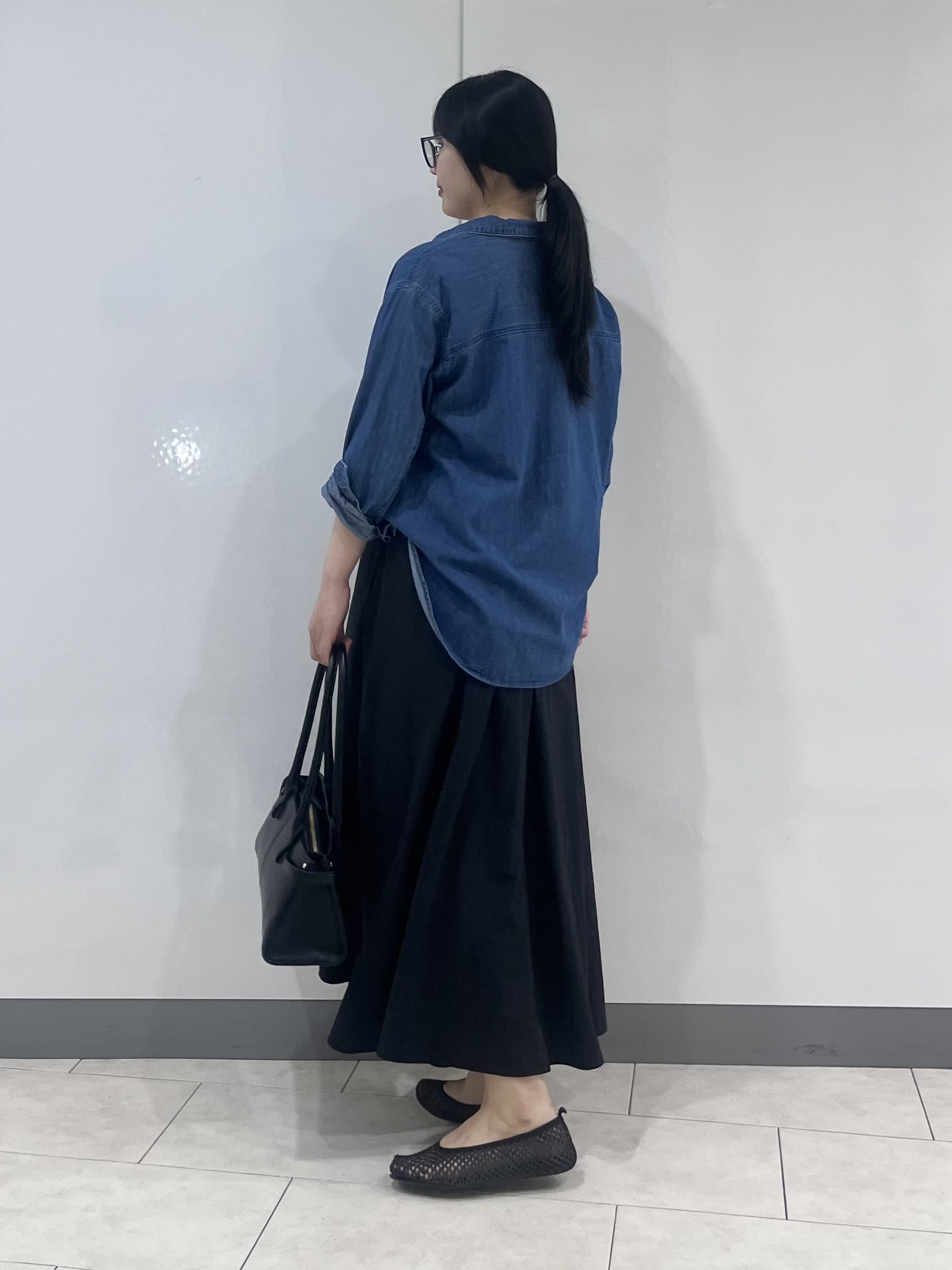 hasuさんの「INDIVI｜【洗える／体型カバー】ライトデニム ワークシャツ」を使ったコーディネート