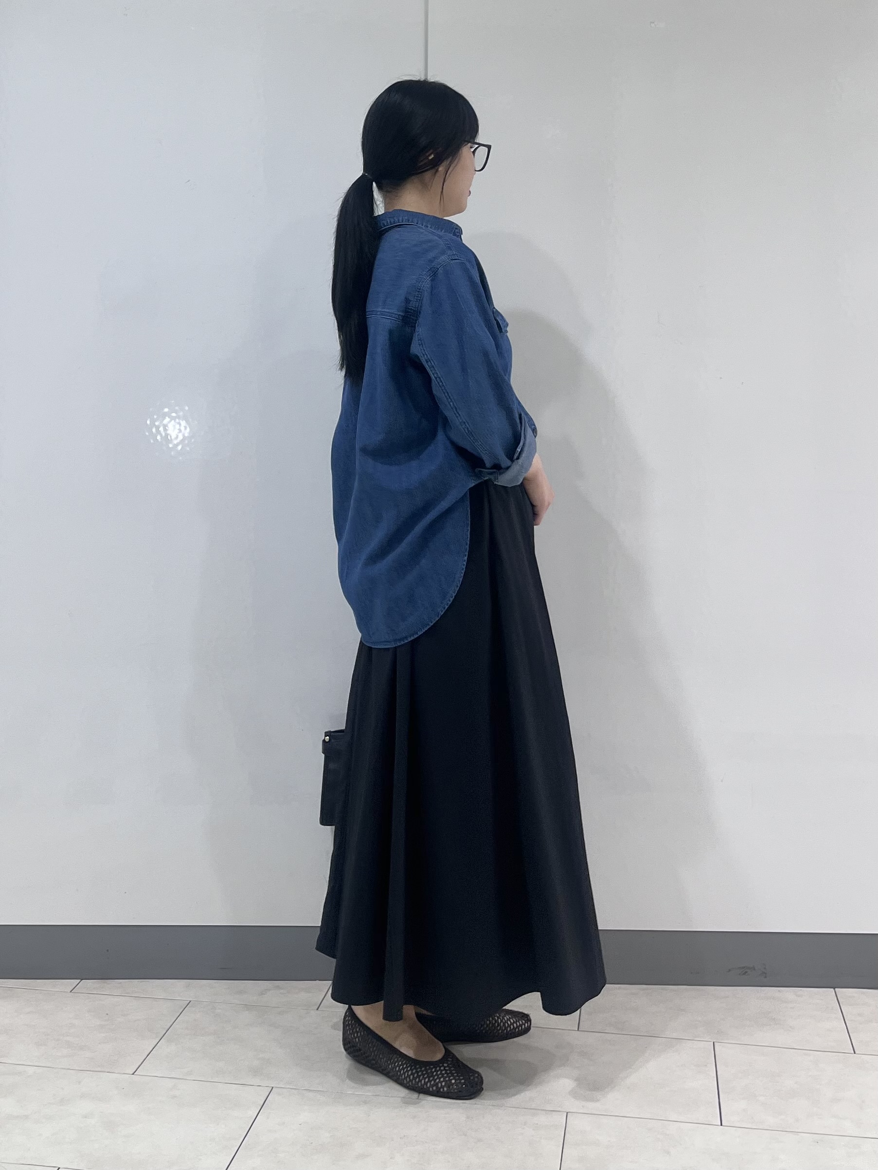 hasuさんの「INDIVI｜【洗える／体型カバー】ライトデニム ワークシャツ」を使ったコーディネート