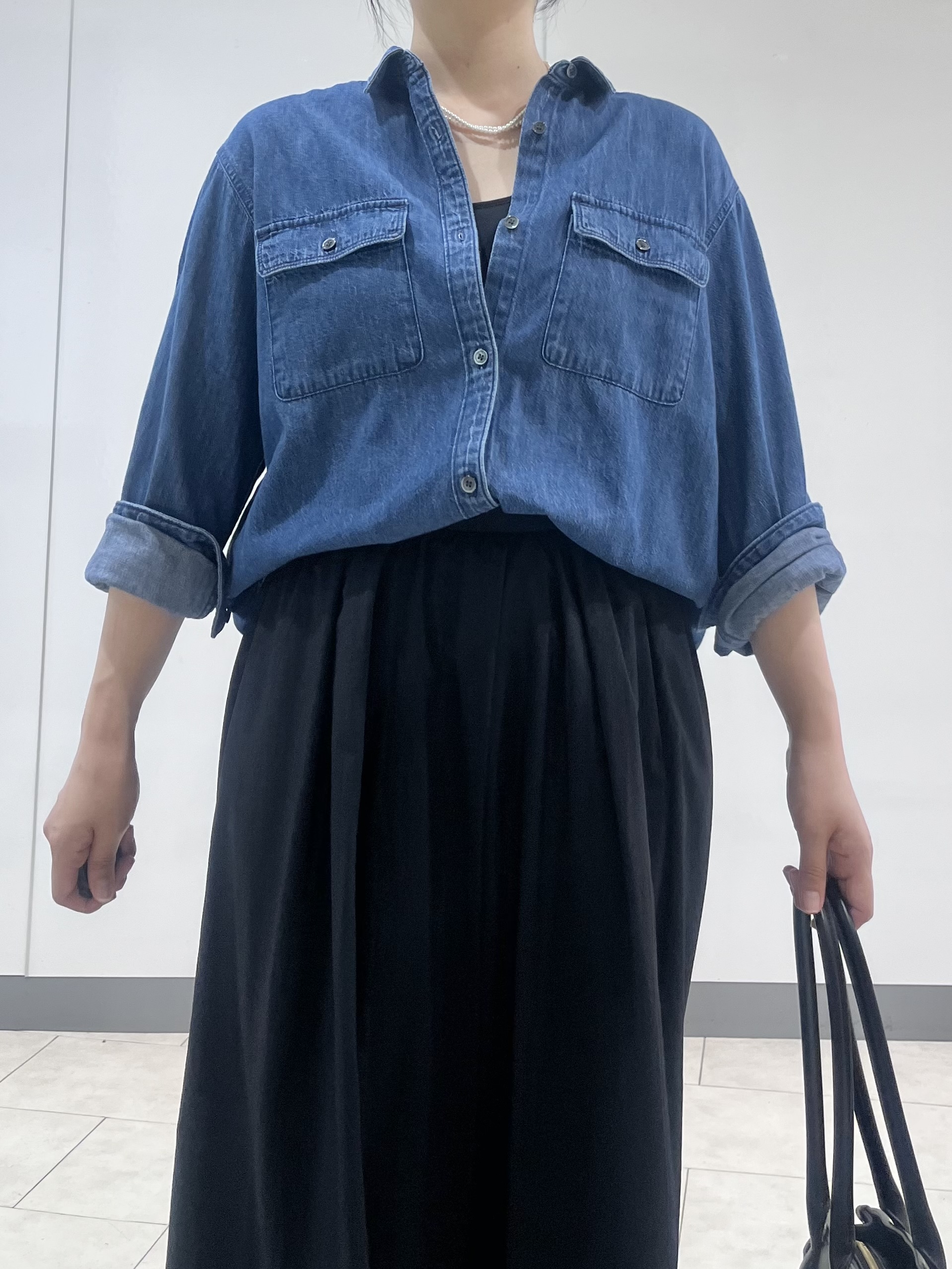 hasuさんの「INDIVI｜【洗える／体型カバー】ライトデニム ワークシャツ」を使ったコーディネート