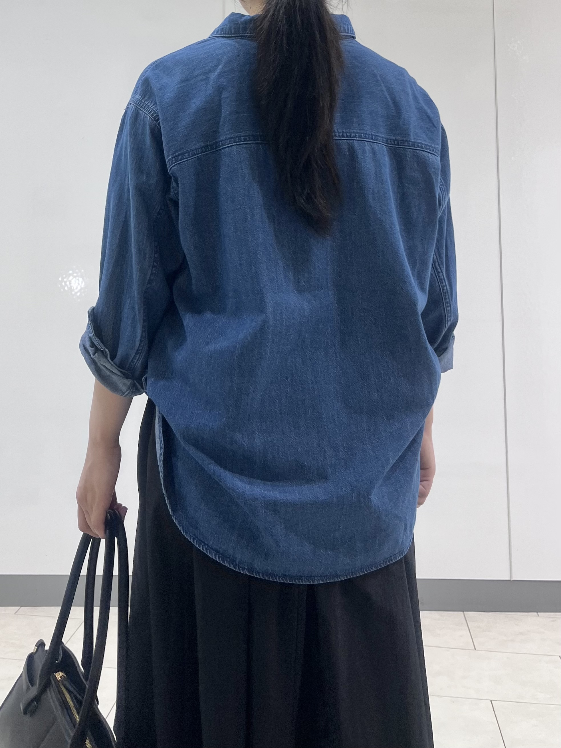 hasuさんの「INDIVI｜【洗える／体型カバー】ライトデニム ワークシャツ」を使ったコーディネート