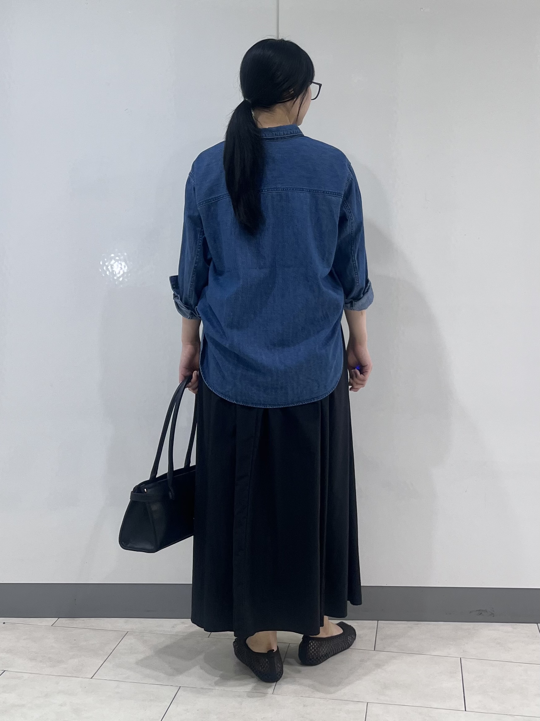 hasuさんの「INDIVI｜【洗える／体型カバー】ライトデニム ワークシャツ」を使ったコーディネート
