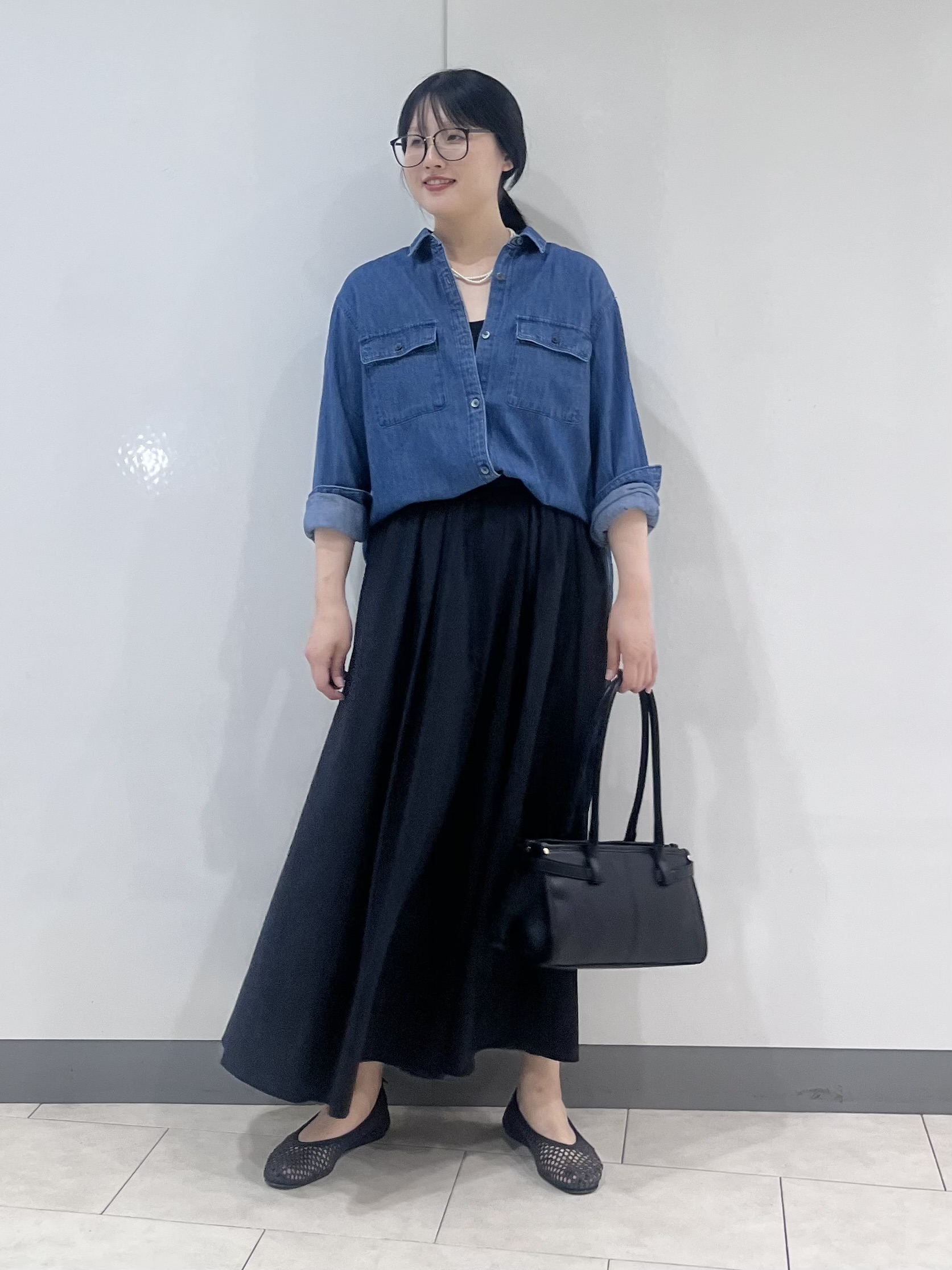hasuさんの「INDIVI｜【洗える／体型カバー】ライトデニム ワークシャツ」を使ったコーディネート