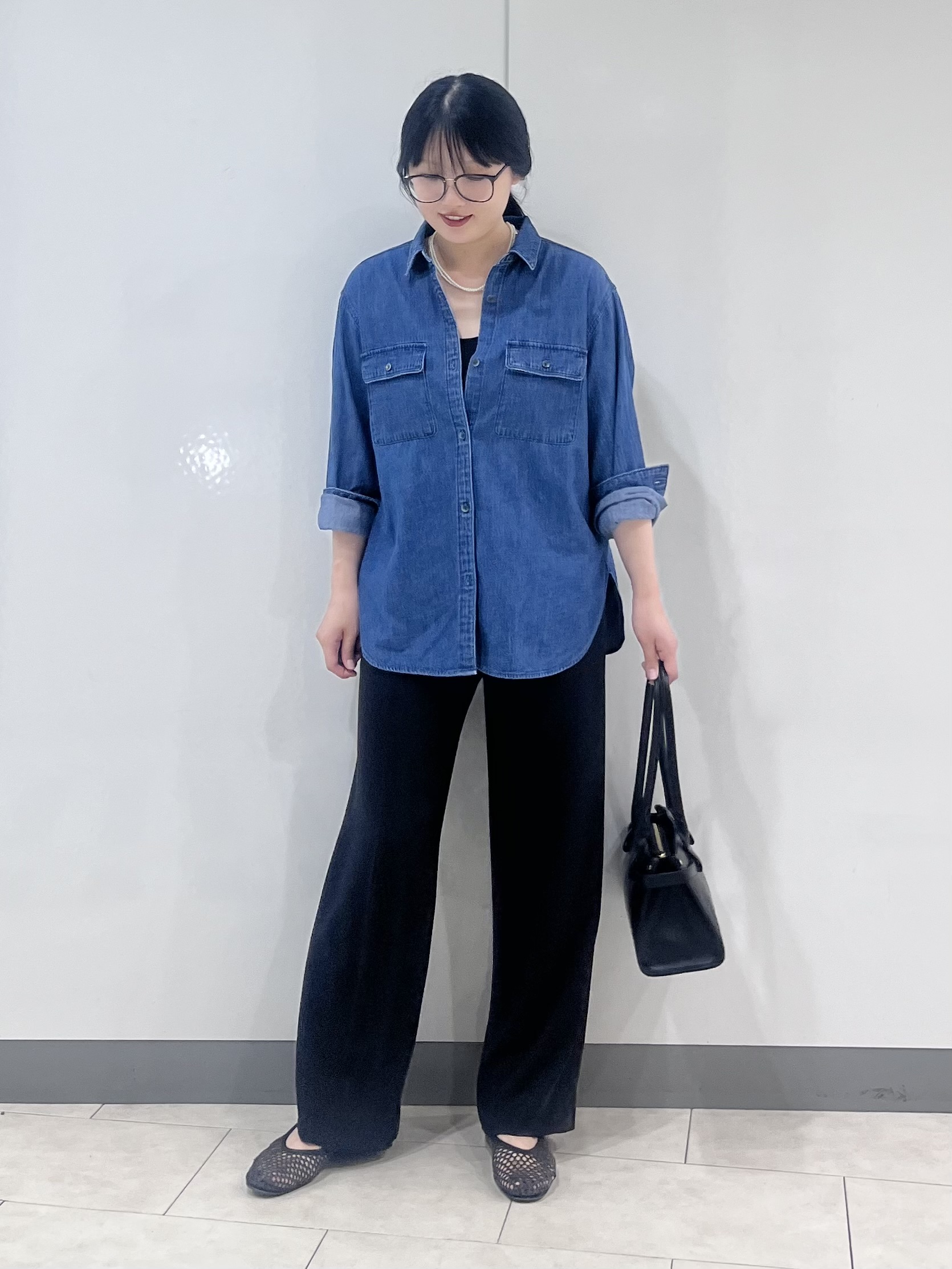 hasuさんの「INDIVI｜【洗える／体型カバー】ライトデニム ワークシャツ」を使ったコーディネート