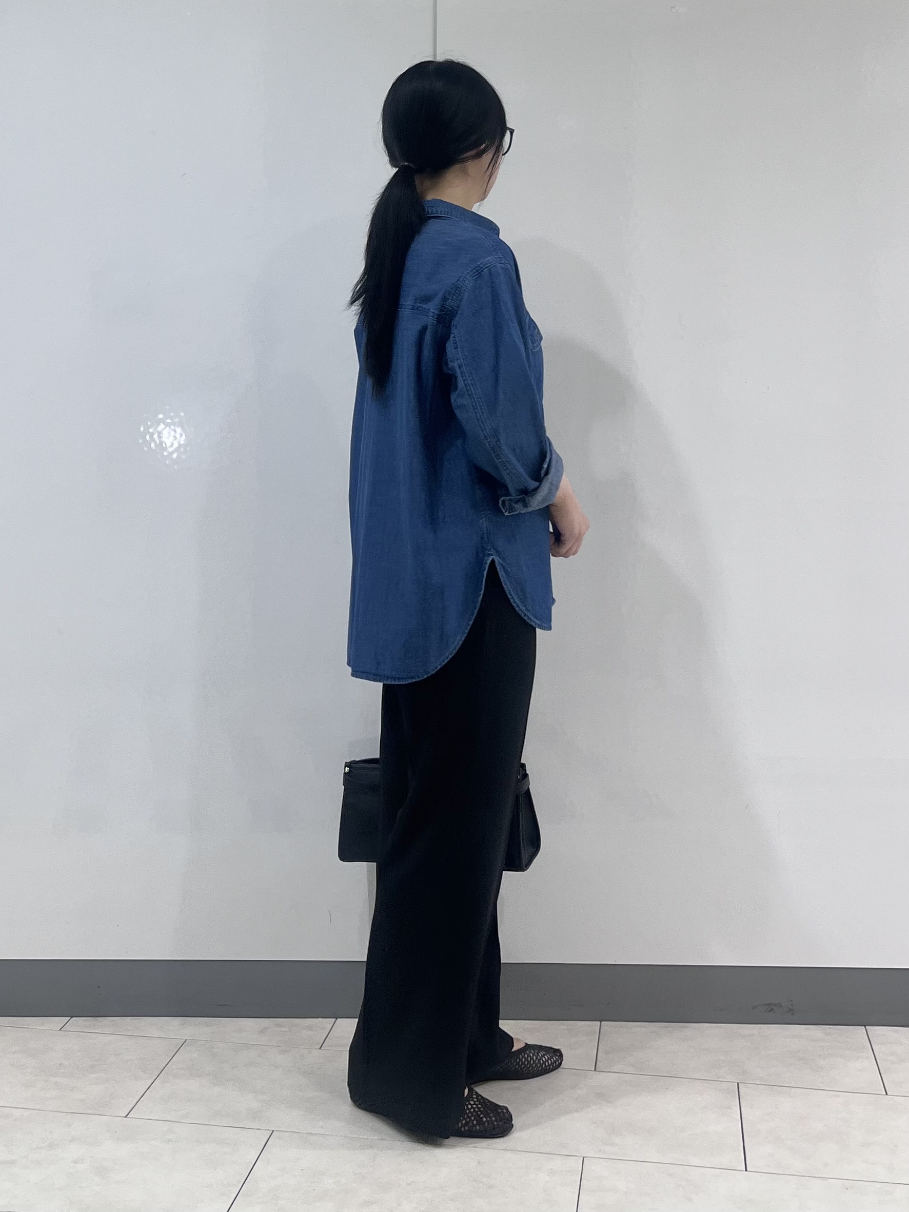 hasuさんの「INDIVI｜【洗える／体型カバー】ライトデニム ワークシャツ」を使ったコーディネート