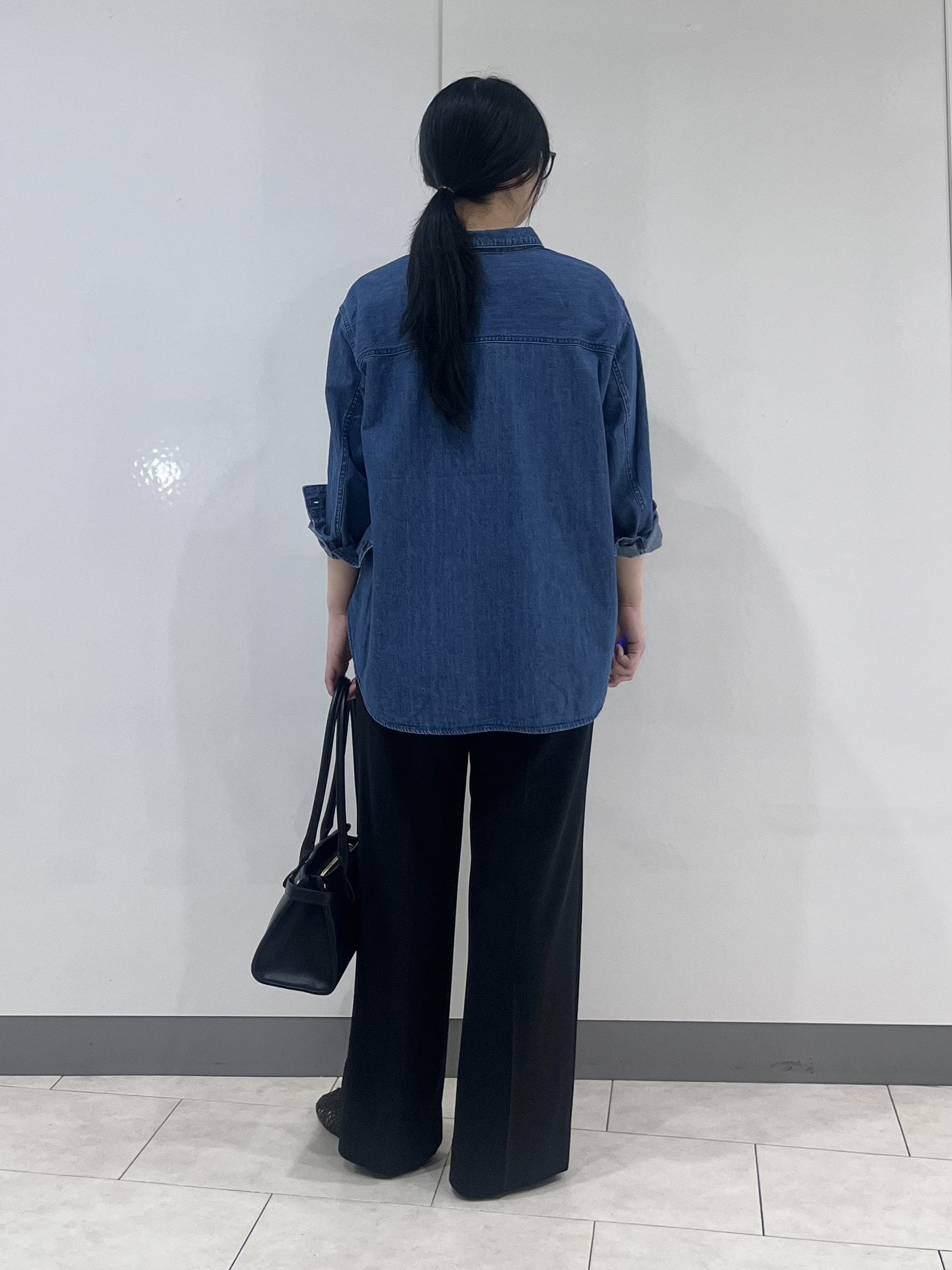 hasuさんの「INDIVI｜【洗える／体型カバー】ライトデニム ワークシャツ」を使ったコーディネート