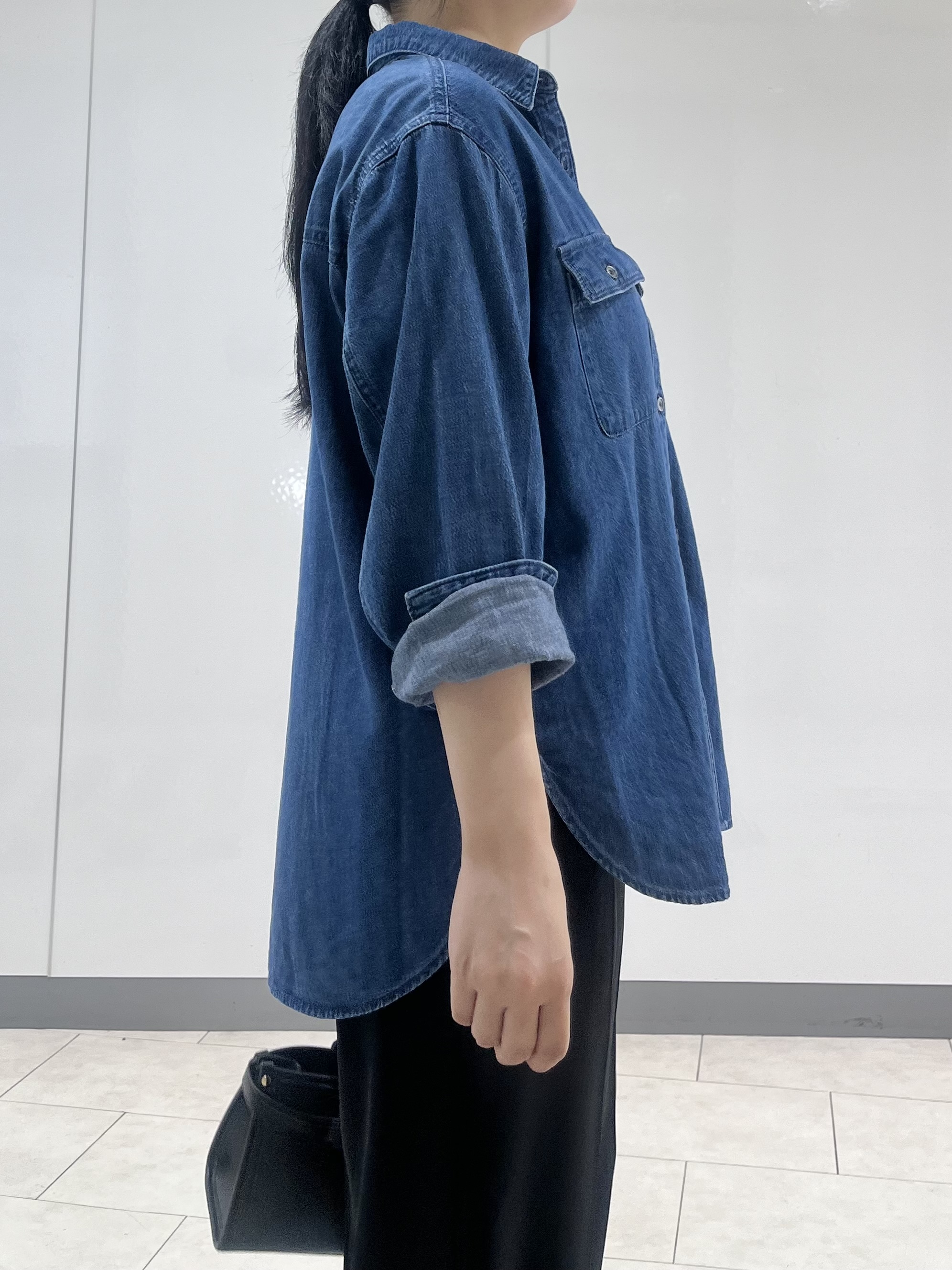 hasuさんの「INDIVI｜【洗える／体型カバー】ライトデニム ワークシャツ」を使ったコーディネート