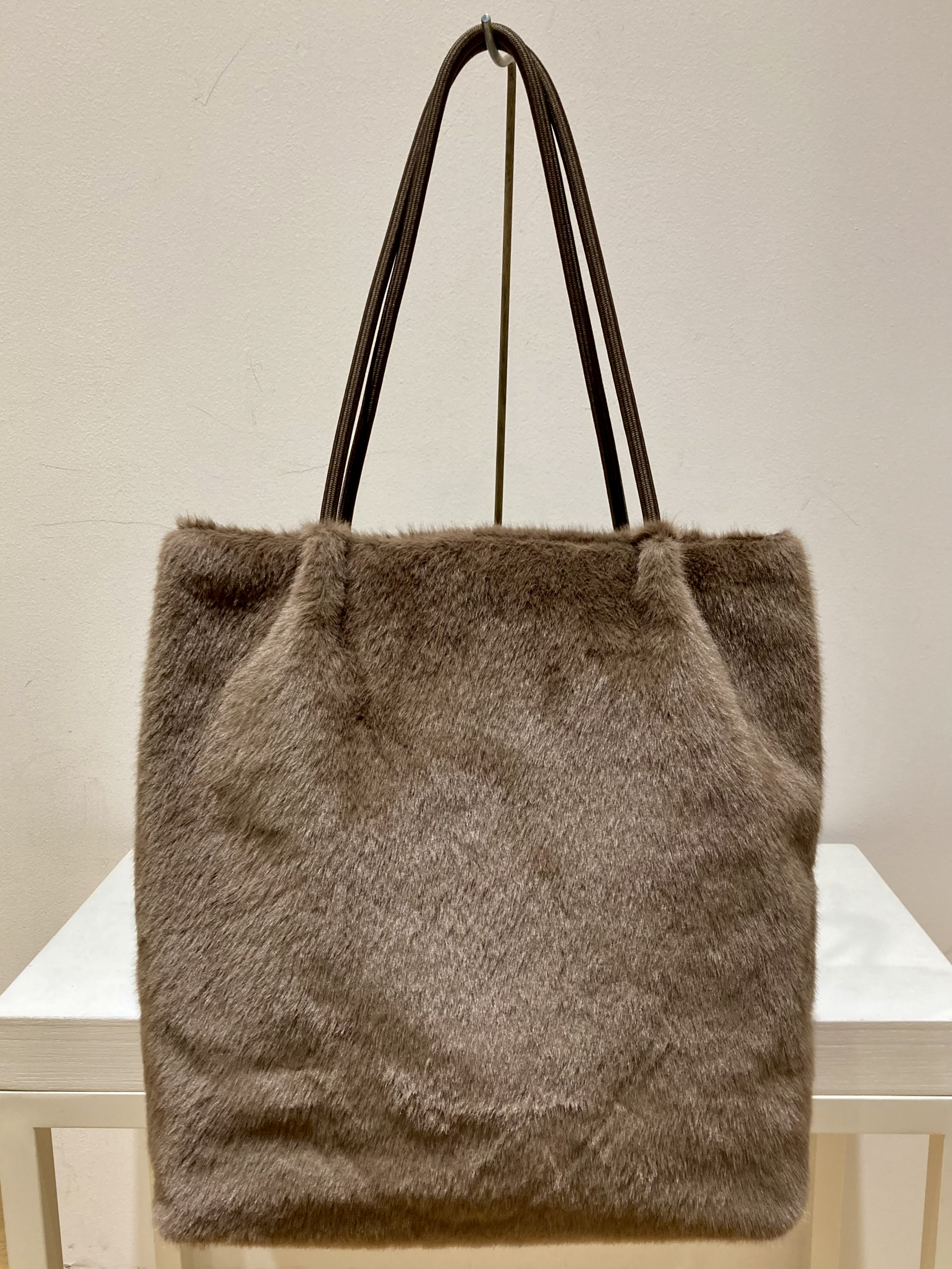 YAMAさんの「Dessin｜フェイクファー縦長トートバッグ」を使ったコーディネート