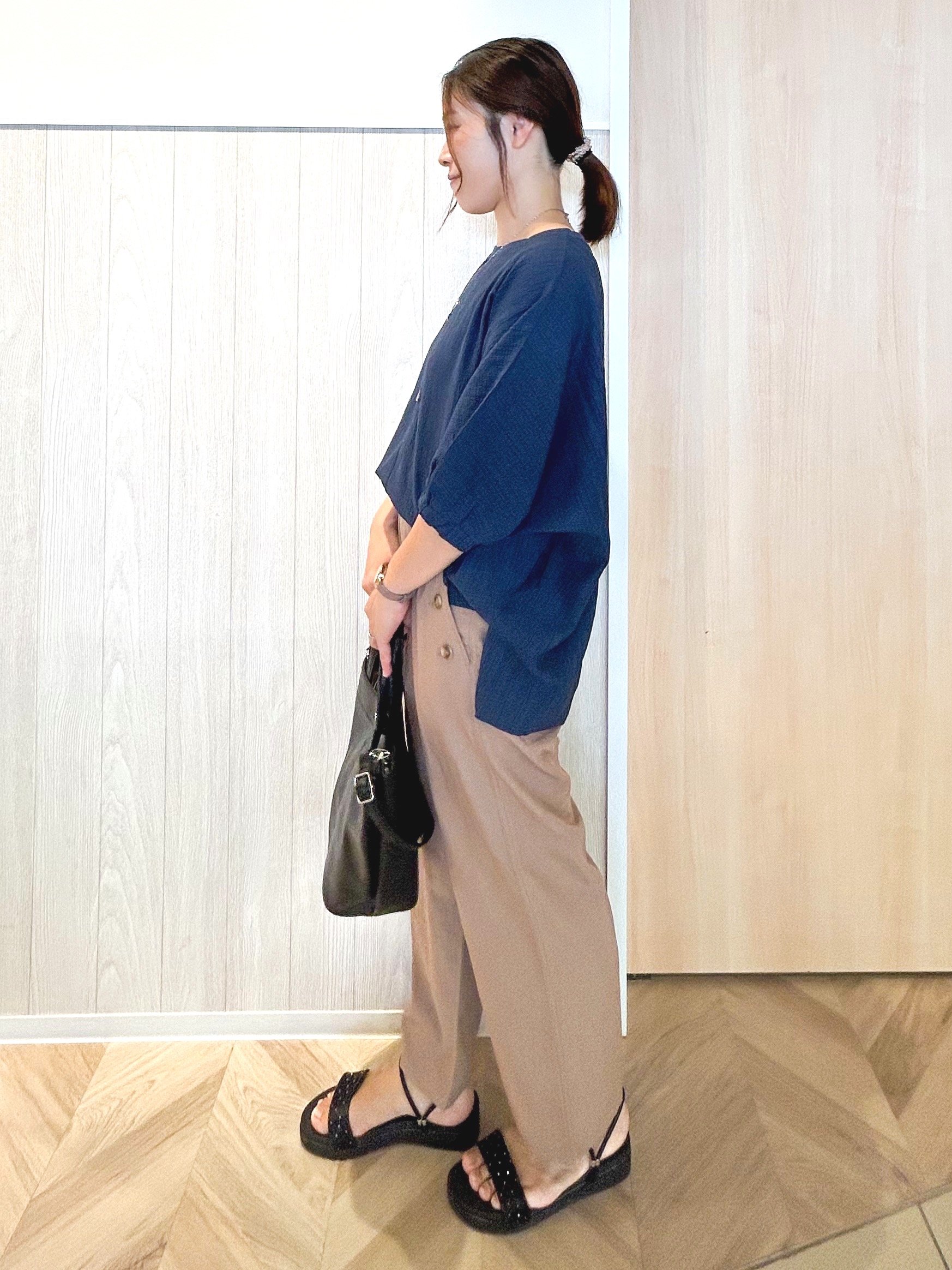 tomoさんの「SHOO･LA･RUE｜【インせず着られる/洗濯後しわになりにくい】しぼしぼドルマンブラウス」を使ったコーディネート