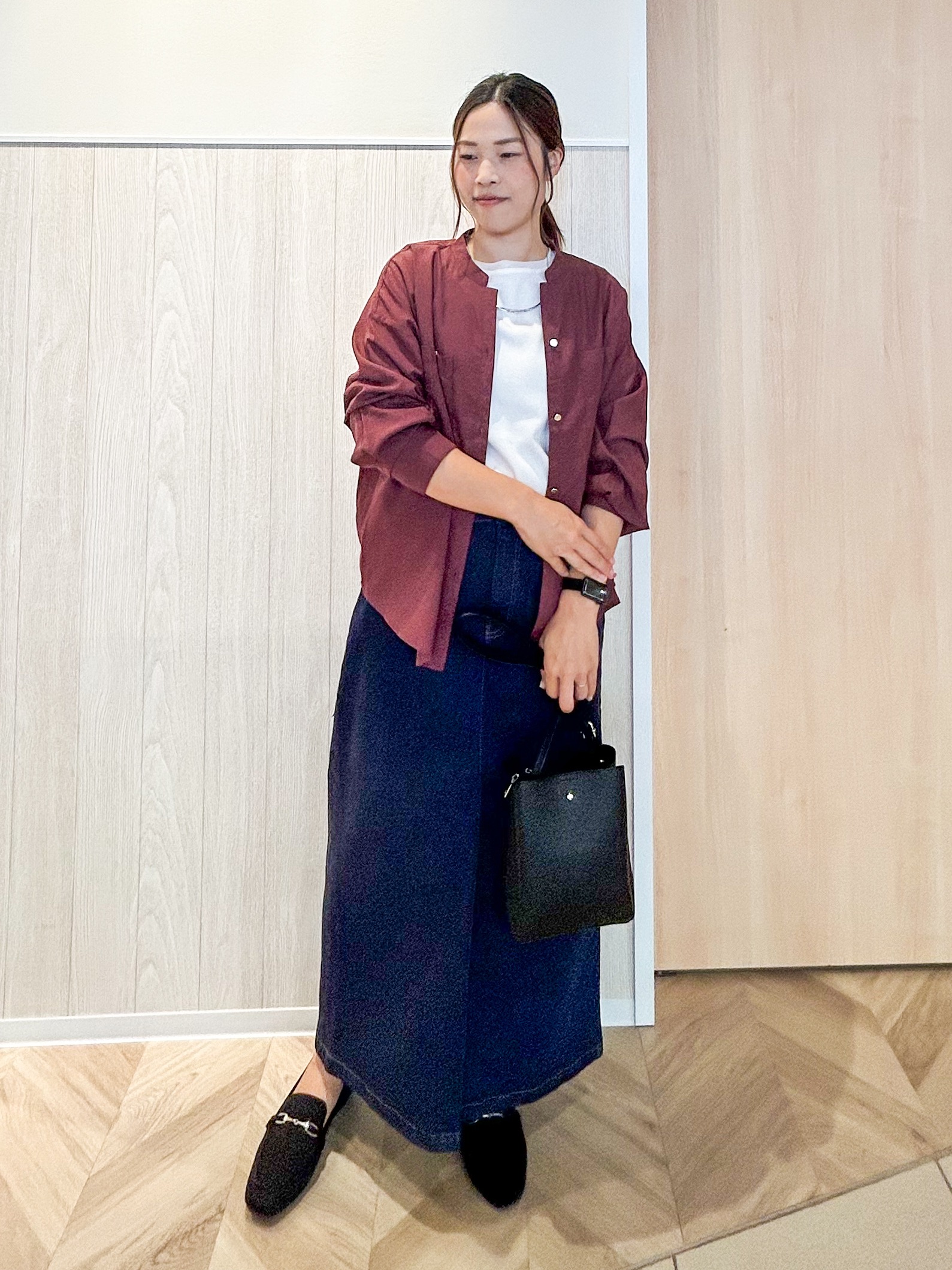 tomoさんの「SHOO･LA･RUE｜【洗濯後しわになりにくい/S-LL】キーネック金ボタンポケットシャツ」を使ったコーディネート