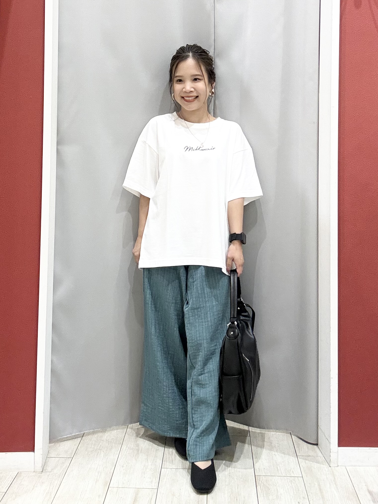 shioさんの「SHOO･LA･RUE｜【洗濯後しわになりにくい/S-LL】キーネック金ボタンポケットシャツ」を使ったコーディネート