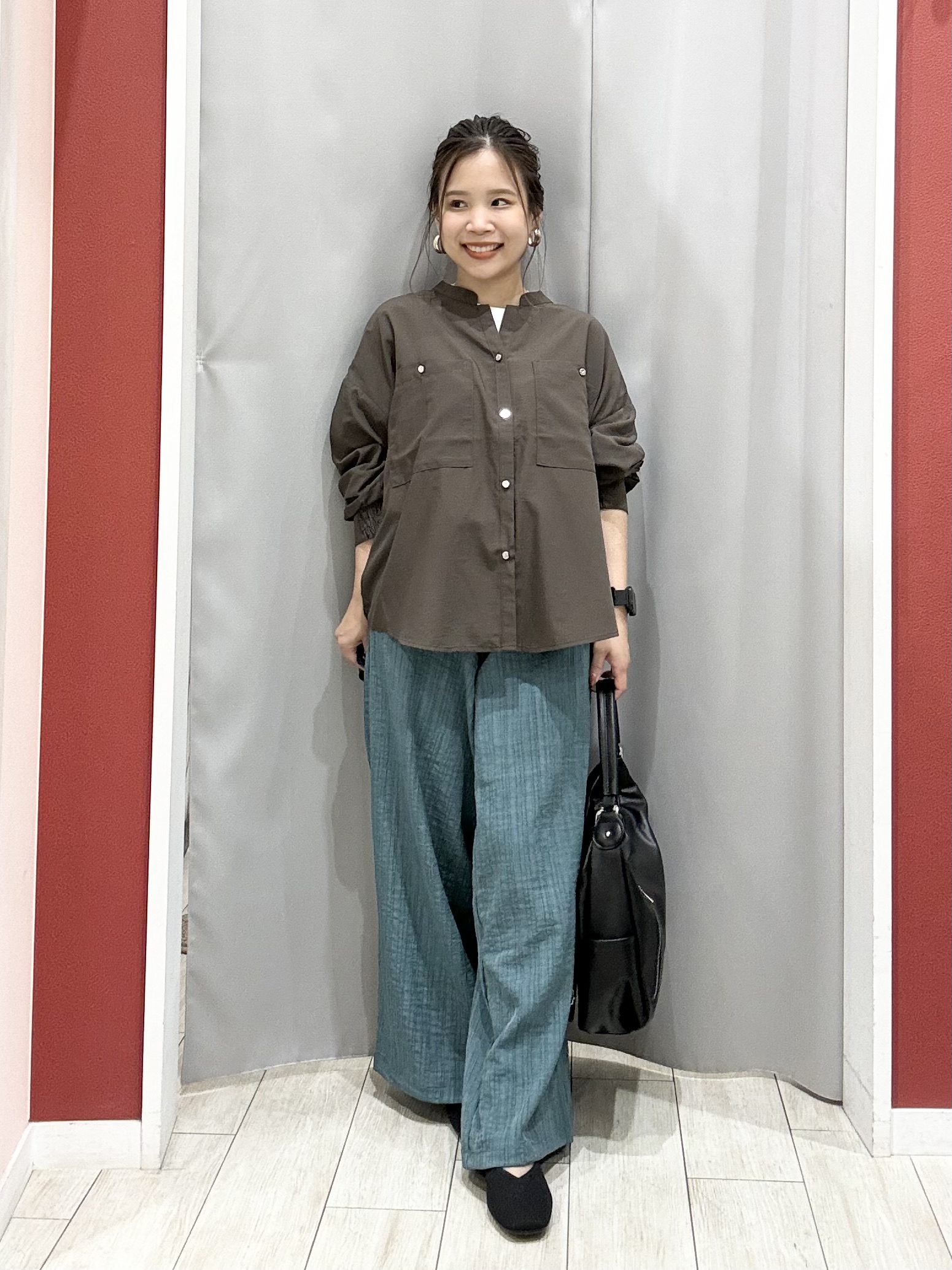 shioさんの「SHOO･LA･RUE｜【洗濯後しわになりにくい/S-LL】キーネック金ボタンポケットシャツ」を使ったコーディネート