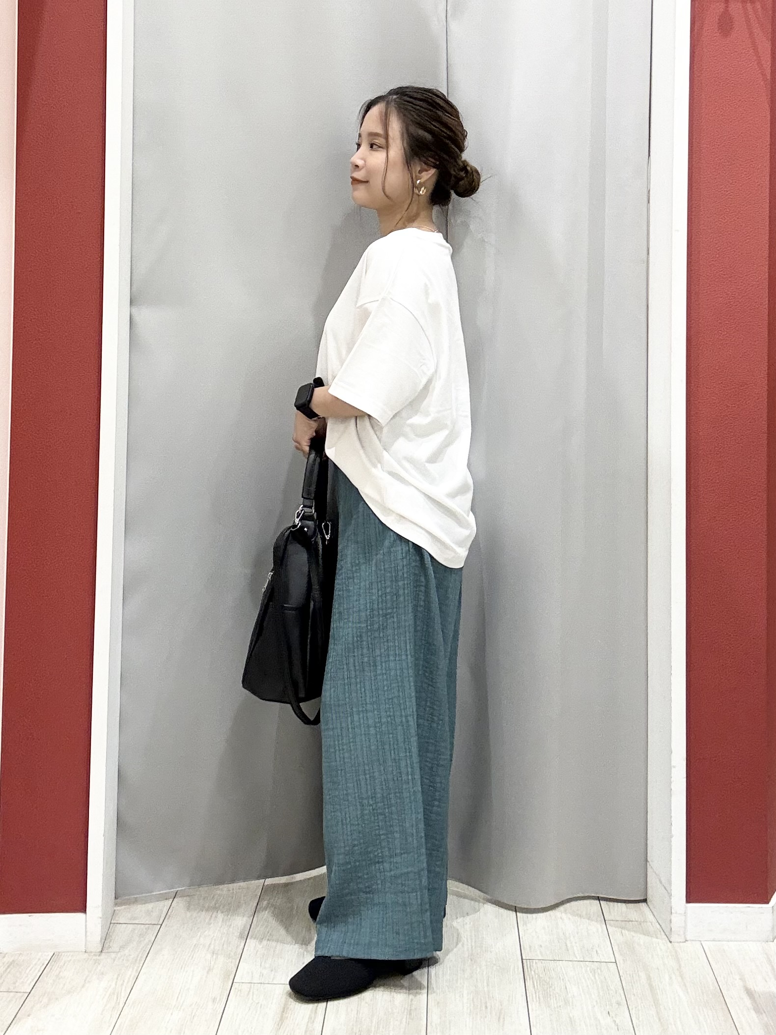 shioさんの「SHOO･LA･RUE｜【洗濯後しわになりにくい/S-LL】キーネック金ボタンポケットシャツ」を使ったコーディネート