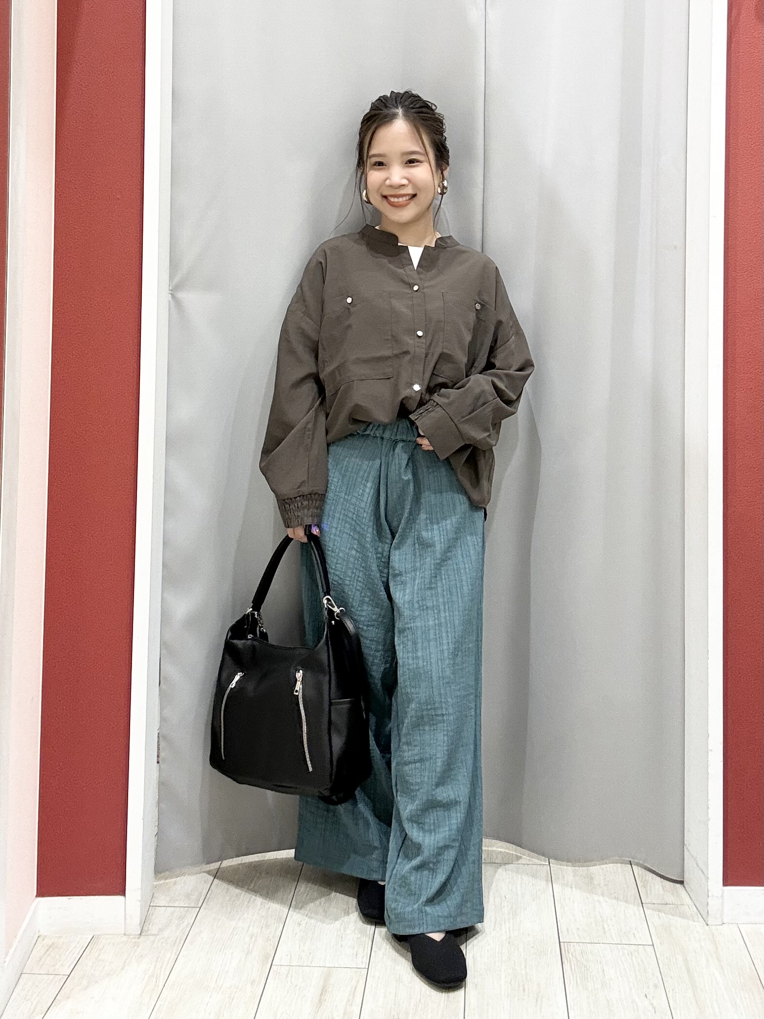 shioさんの「SHOO･LA･RUE｜【洗濯後しわになりにくい/S-LL】キーネック金ボタンポケットシャツ」を使ったコーディネート