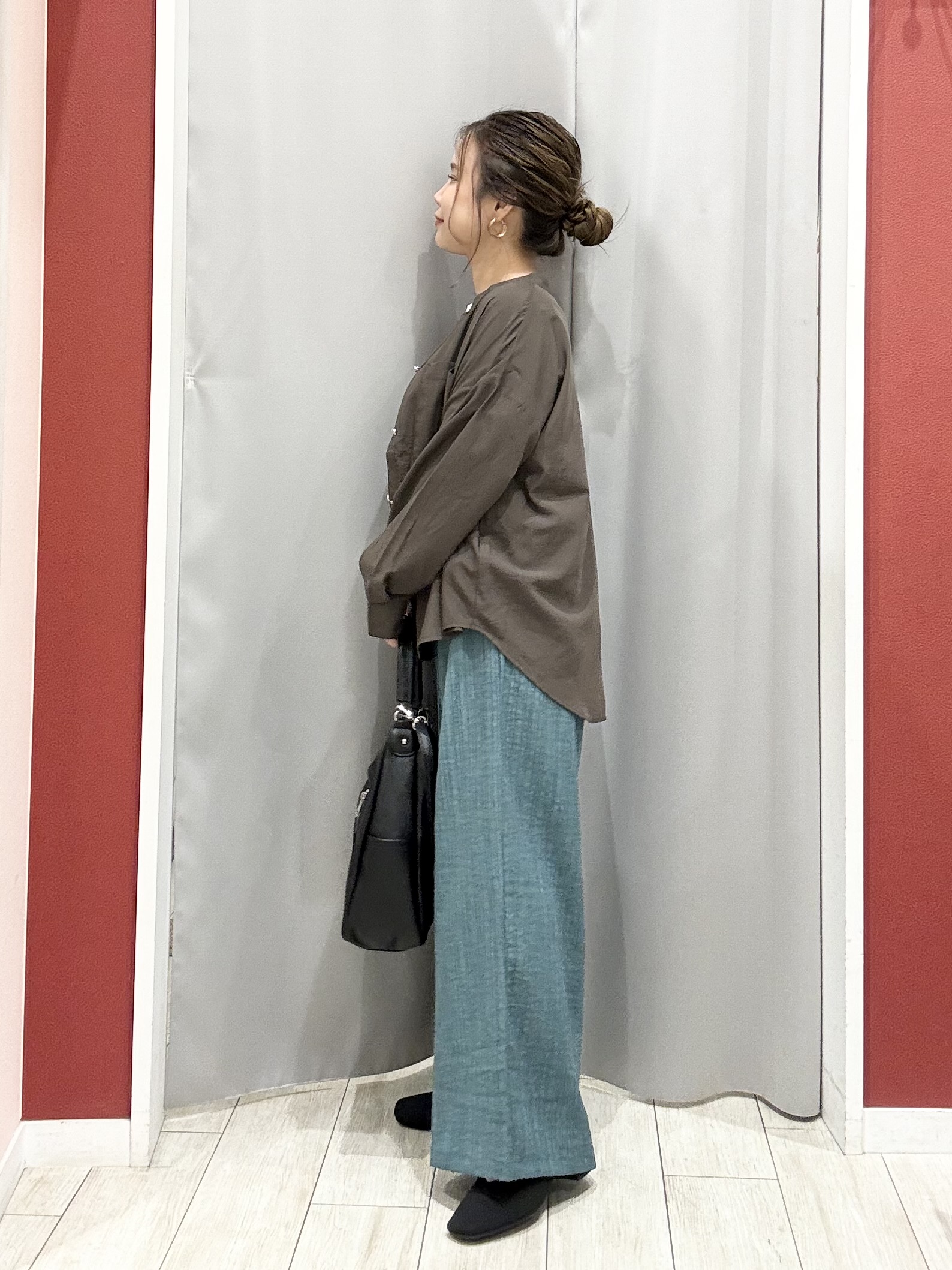 shioさんの「SHOO･LA･RUE｜【洗濯後しわになりにくい/S-LL】キーネック金ボタンポケットシャツ」を使ったコーディネート