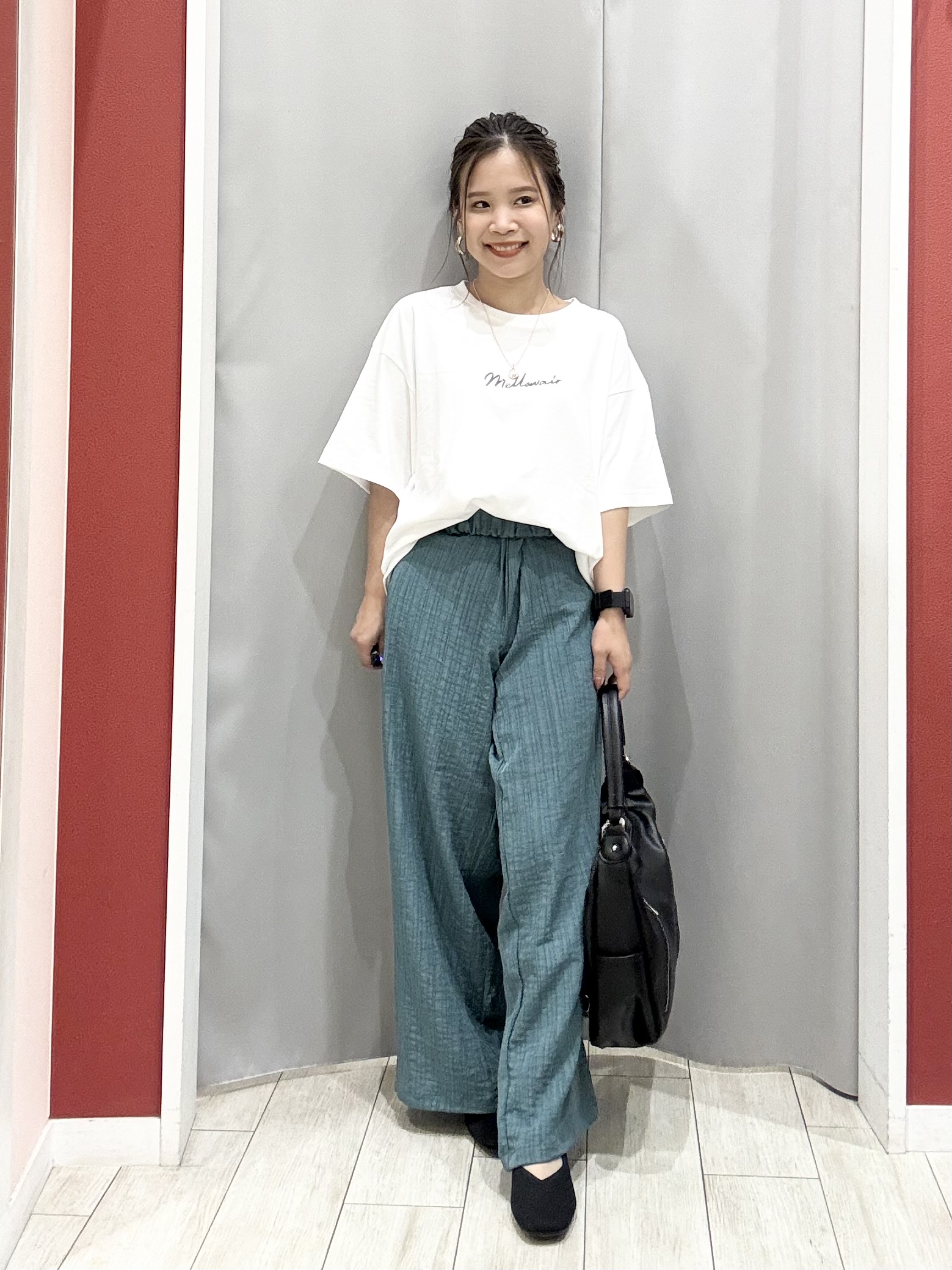 shioさんの「SHOO･LA･RUE｜【洗濯後しわになりにくい/S-LL】キーネック金ボタンポケットシャツ」を使ったコーディネート
