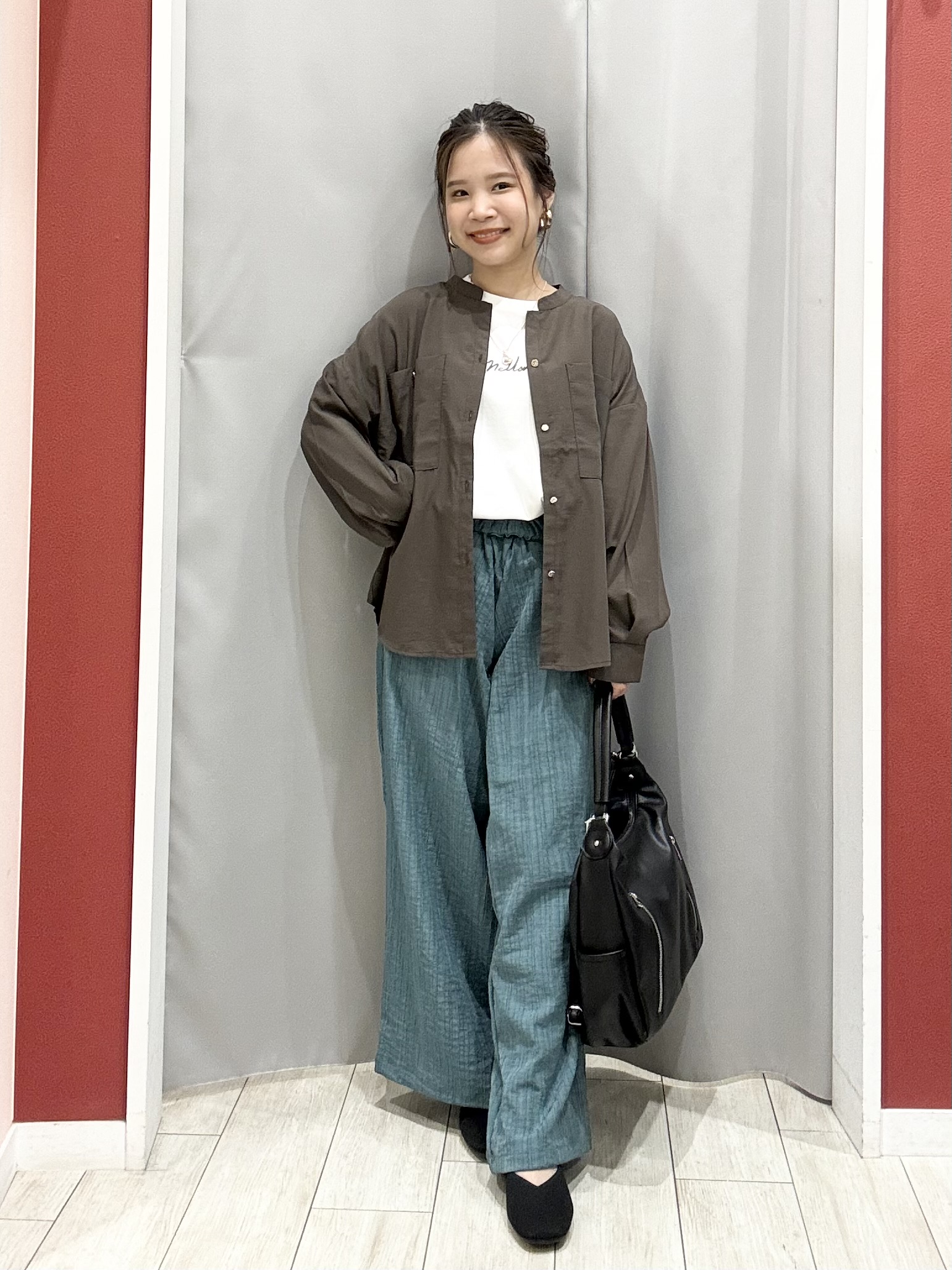 shioさんの「SHOO･LA･RUE｜【洗濯後しわになりにくい/S-LL】キーネック金ボタンポケットシャツ」を使ったコーディネート