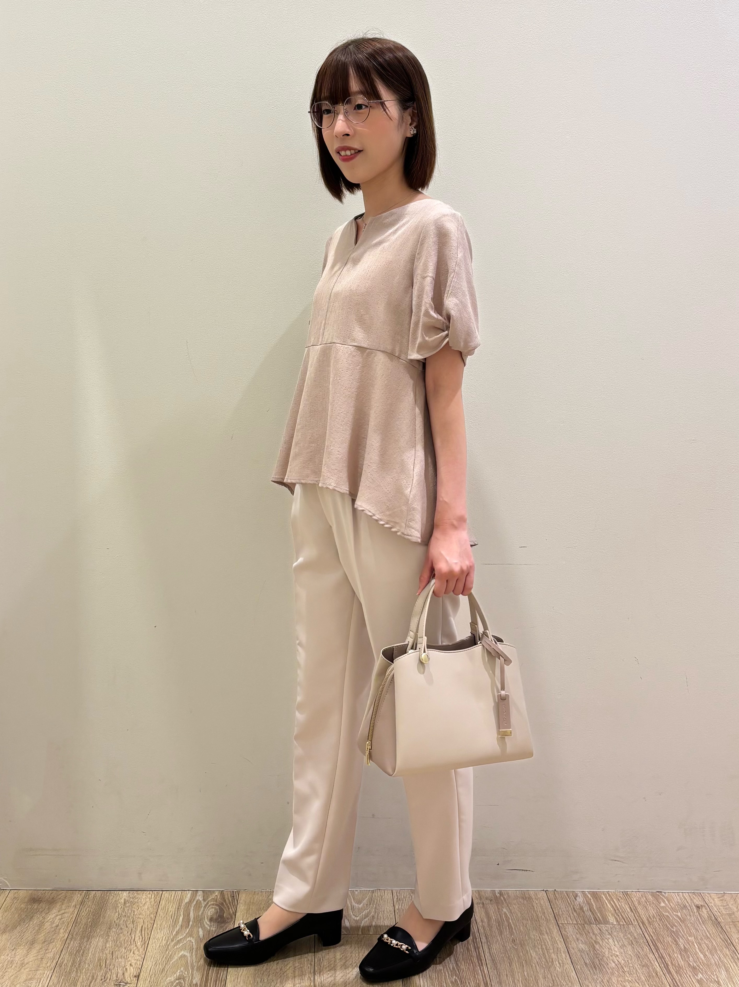 honamiさんの「index｜【接触冷感／吸水速乾】キーネックペプラムブラウス《洗濯機OK》」を使ったコーディネート