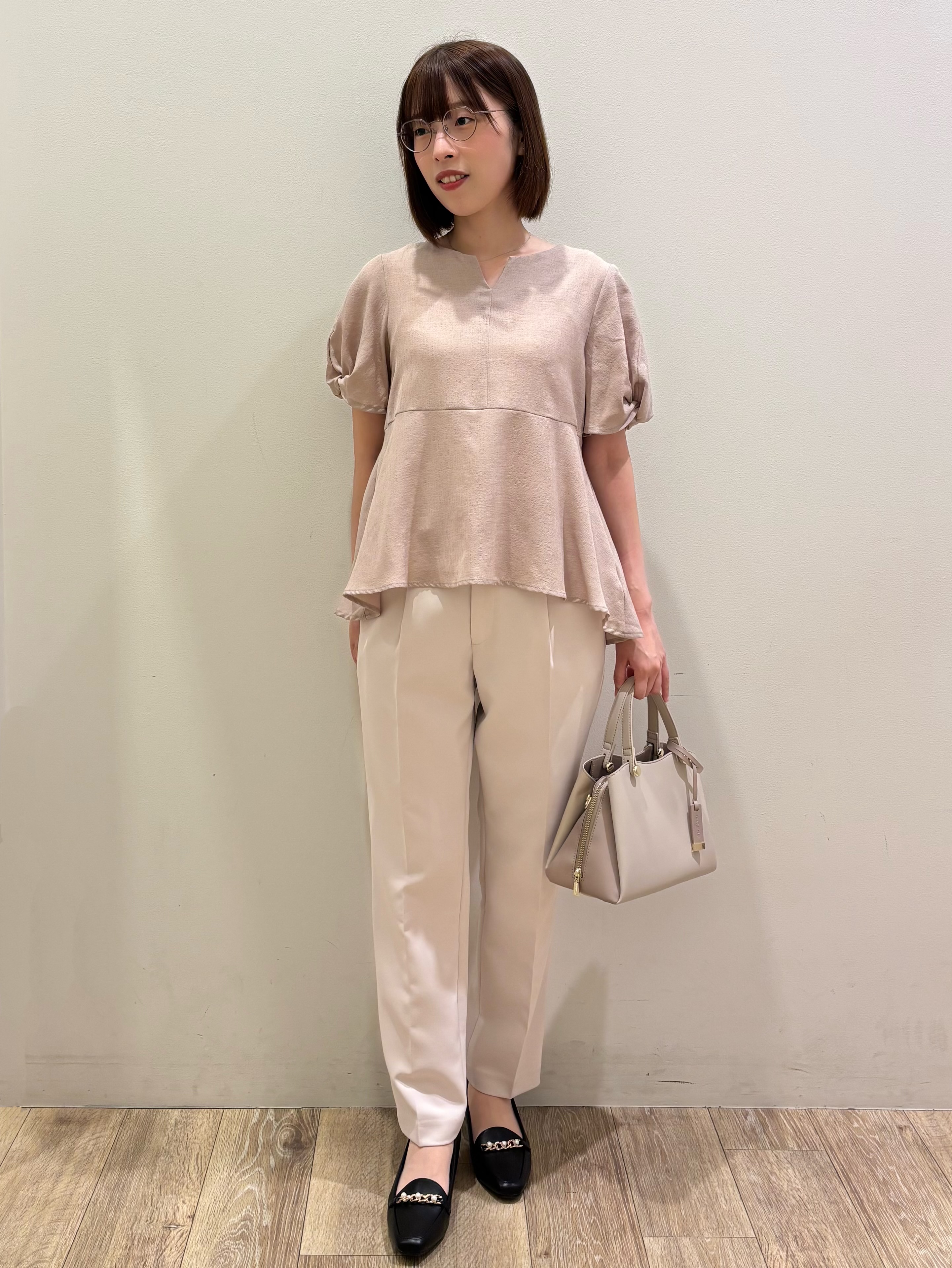 honamiさんの「index｜【接触冷感／吸水速乾】キーネックペプラムブラウス《洗濯機OK》」を使ったコーディネート