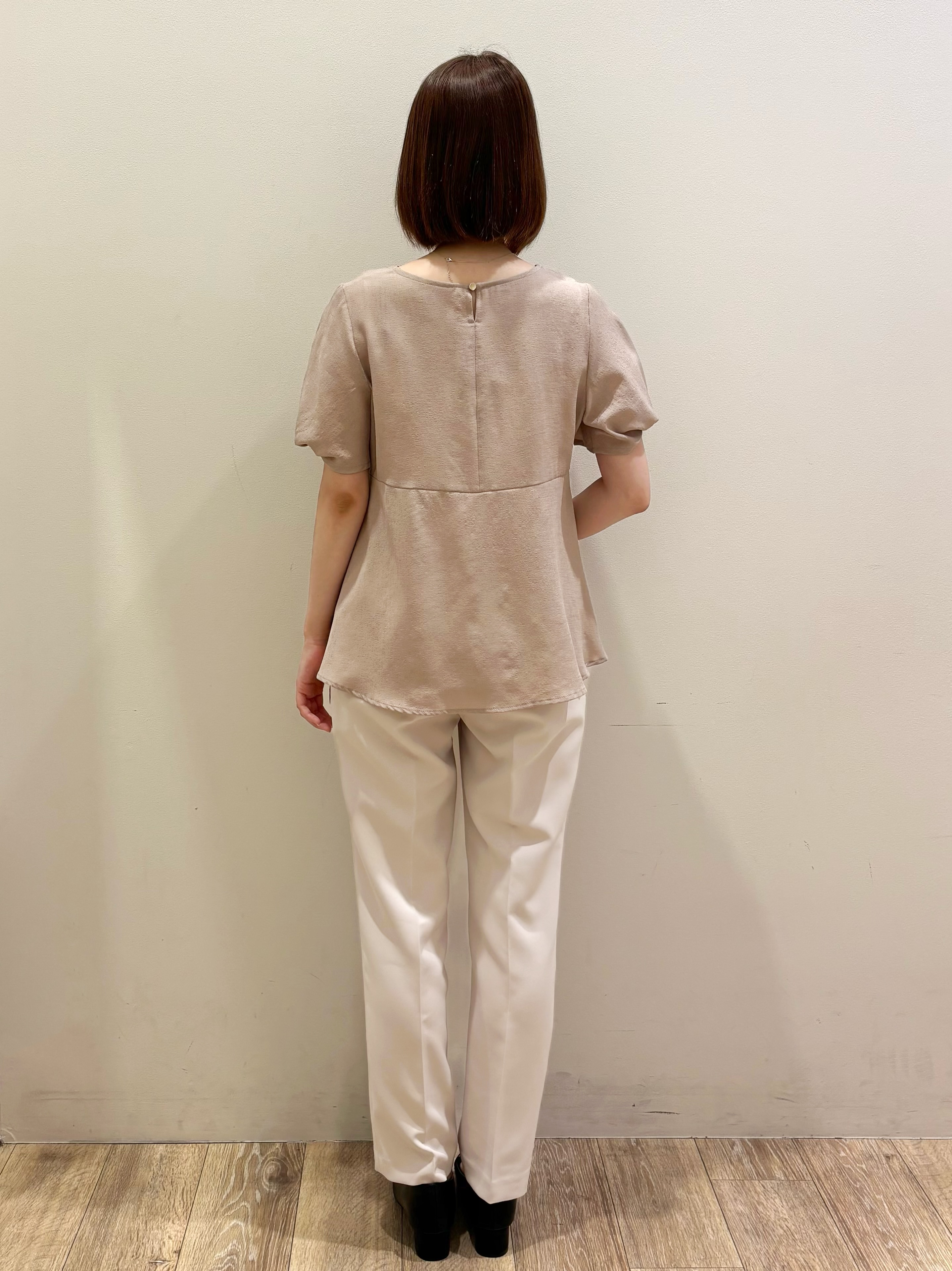 honamiさんの「index｜【接触冷感／吸水速乾】キーネックペプラムブラウス《洗濯機OK》」を使ったコーディネート