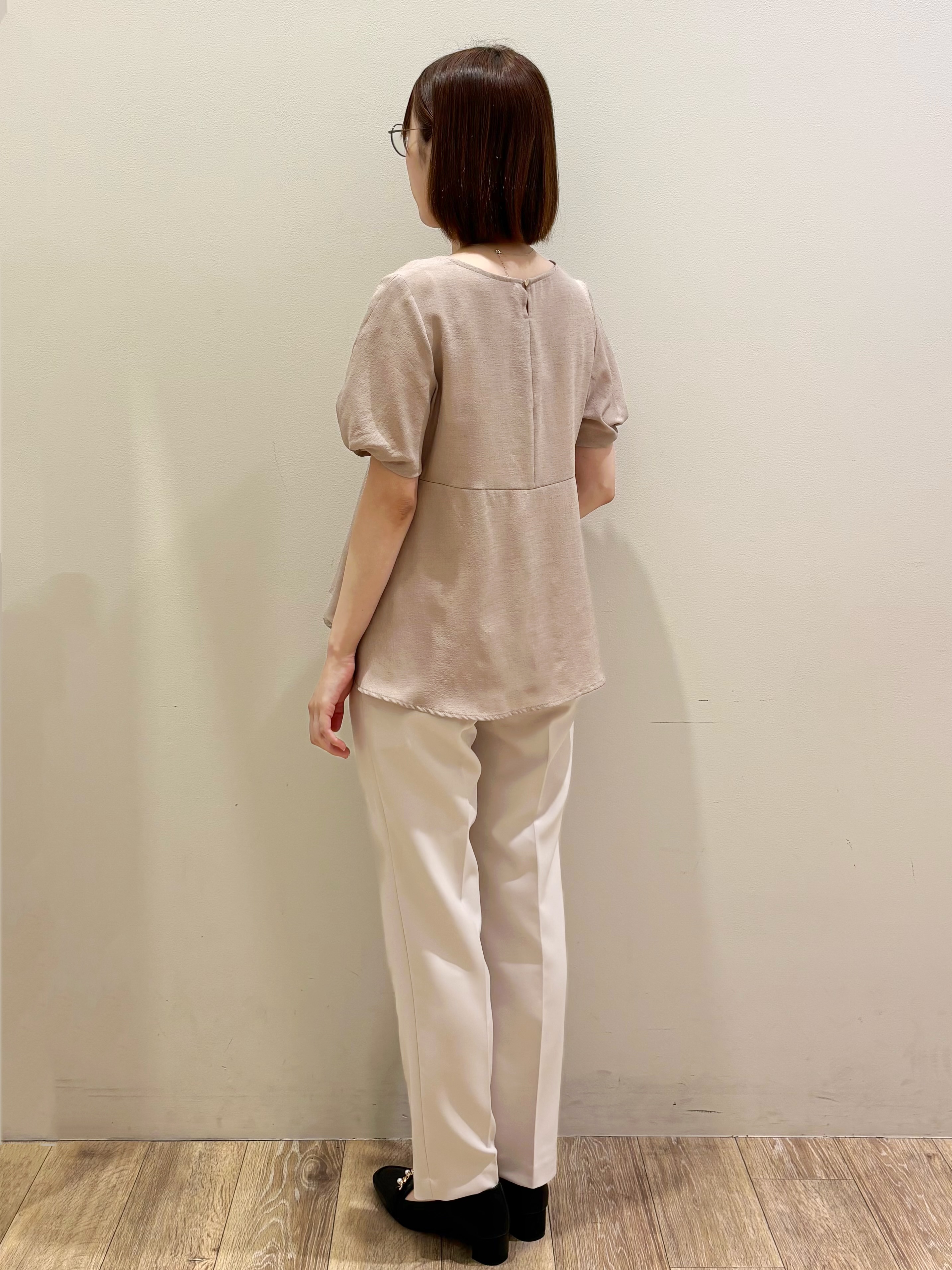 honamiさんの「index｜【接触冷感／吸水速乾】キーネックペプラムブラウス《洗濯機OK》」を使ったコーディネート