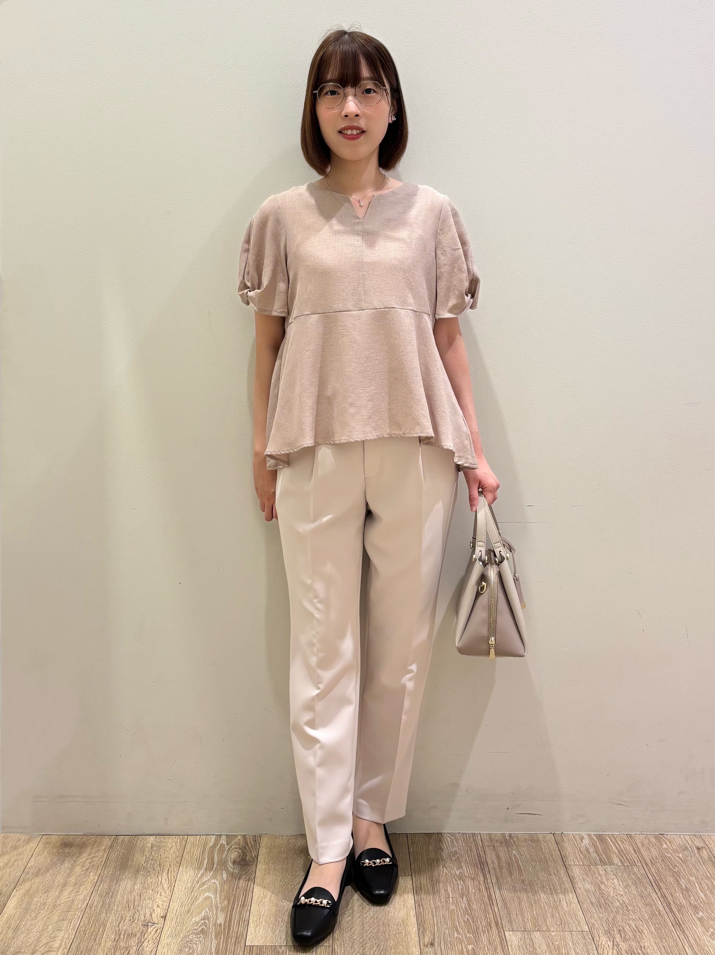 honamiさんの「index｜【接触冷感／吸水速乾】キーネックペプラムブラウス《洗濯機OK》」を使ったコーディネート