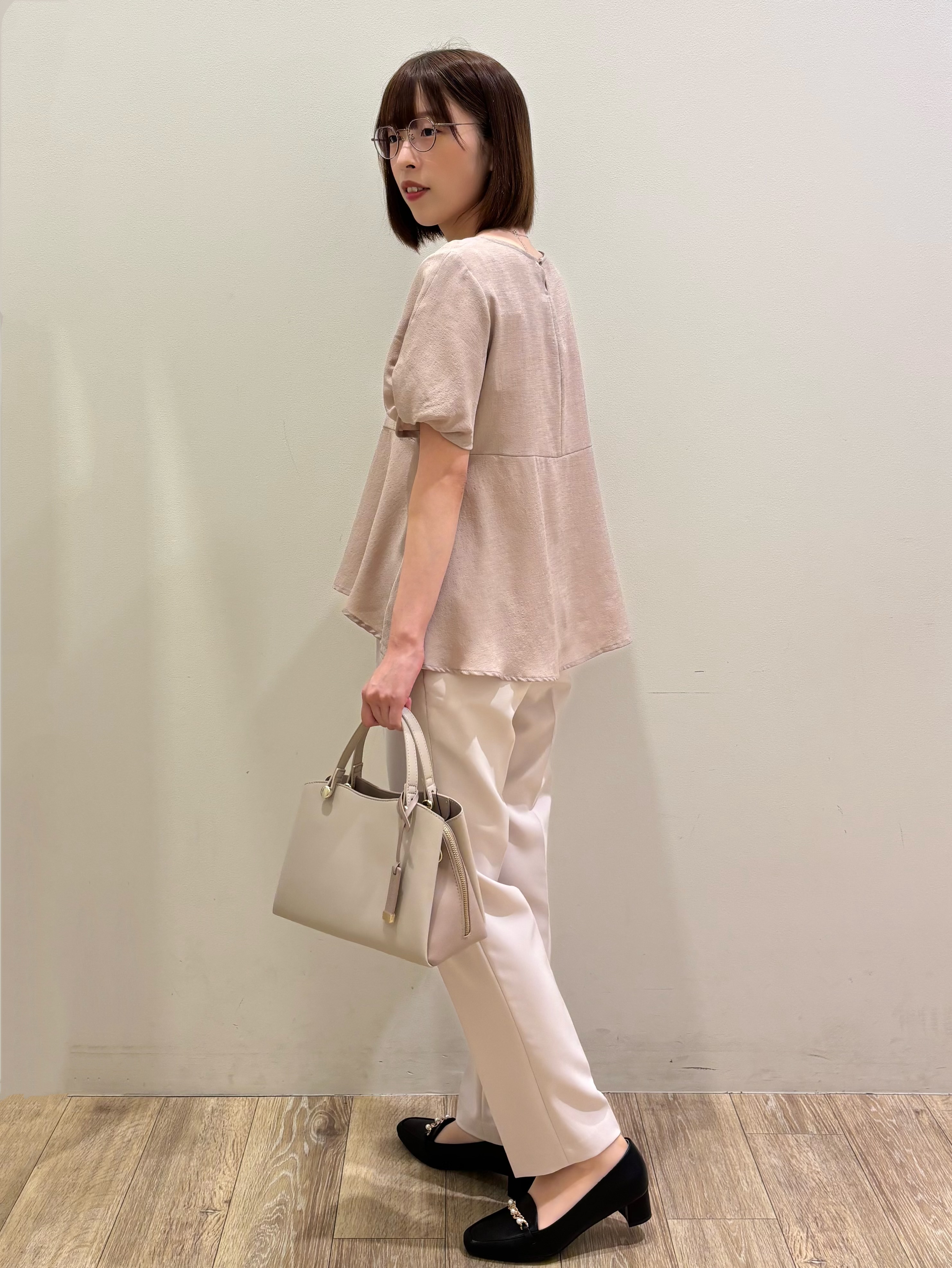 honamiさんの「index｜【接触冷感／吸水速乾】キーネックペプラムブラウス《洗濯機OK》」を使ったコーディネート