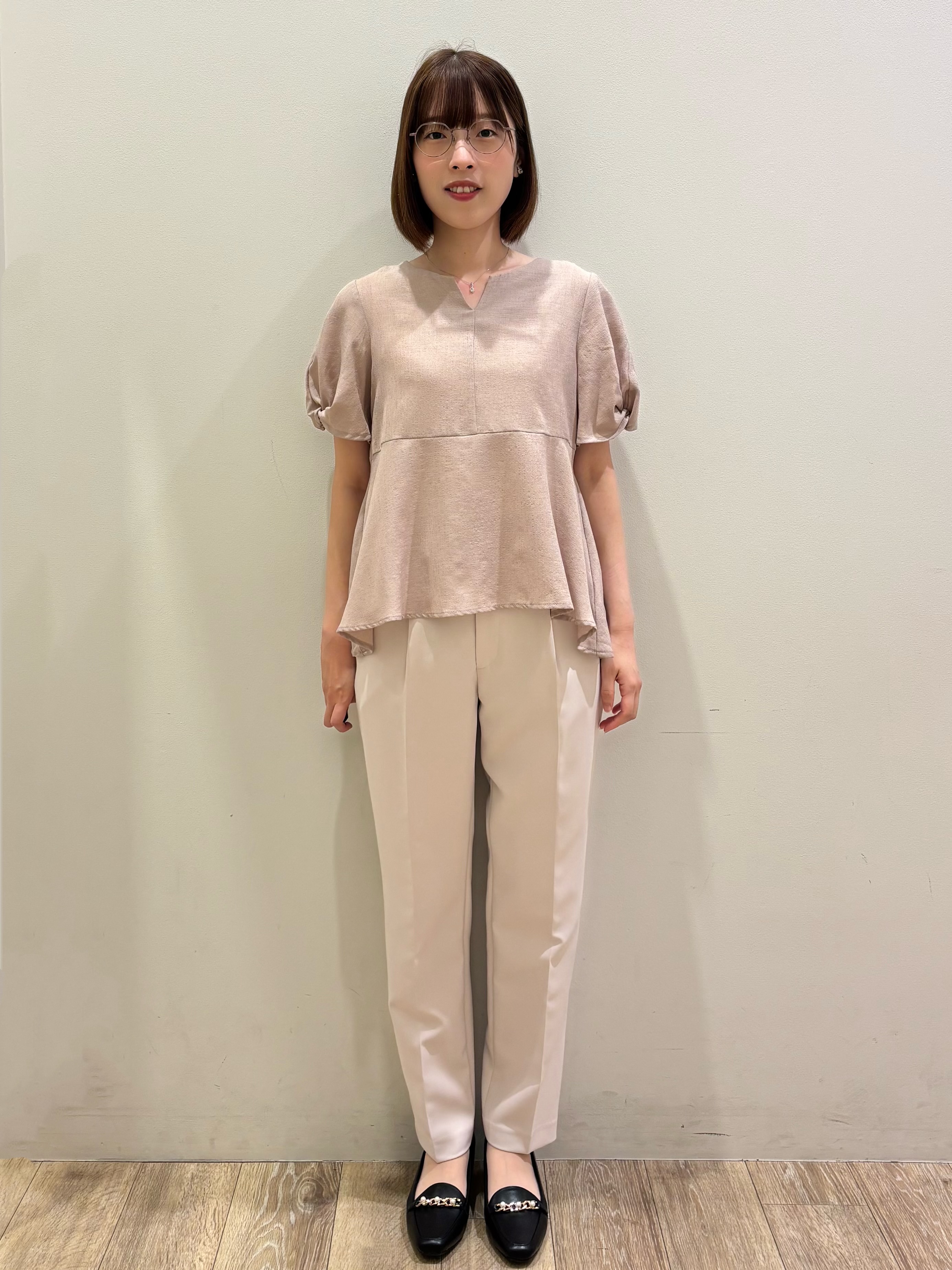 honamiさんの「index｜【接触冷感／吸水速乾】キーネックペプラムブラウス《洗濯機OK》」を使ったコーディネート
