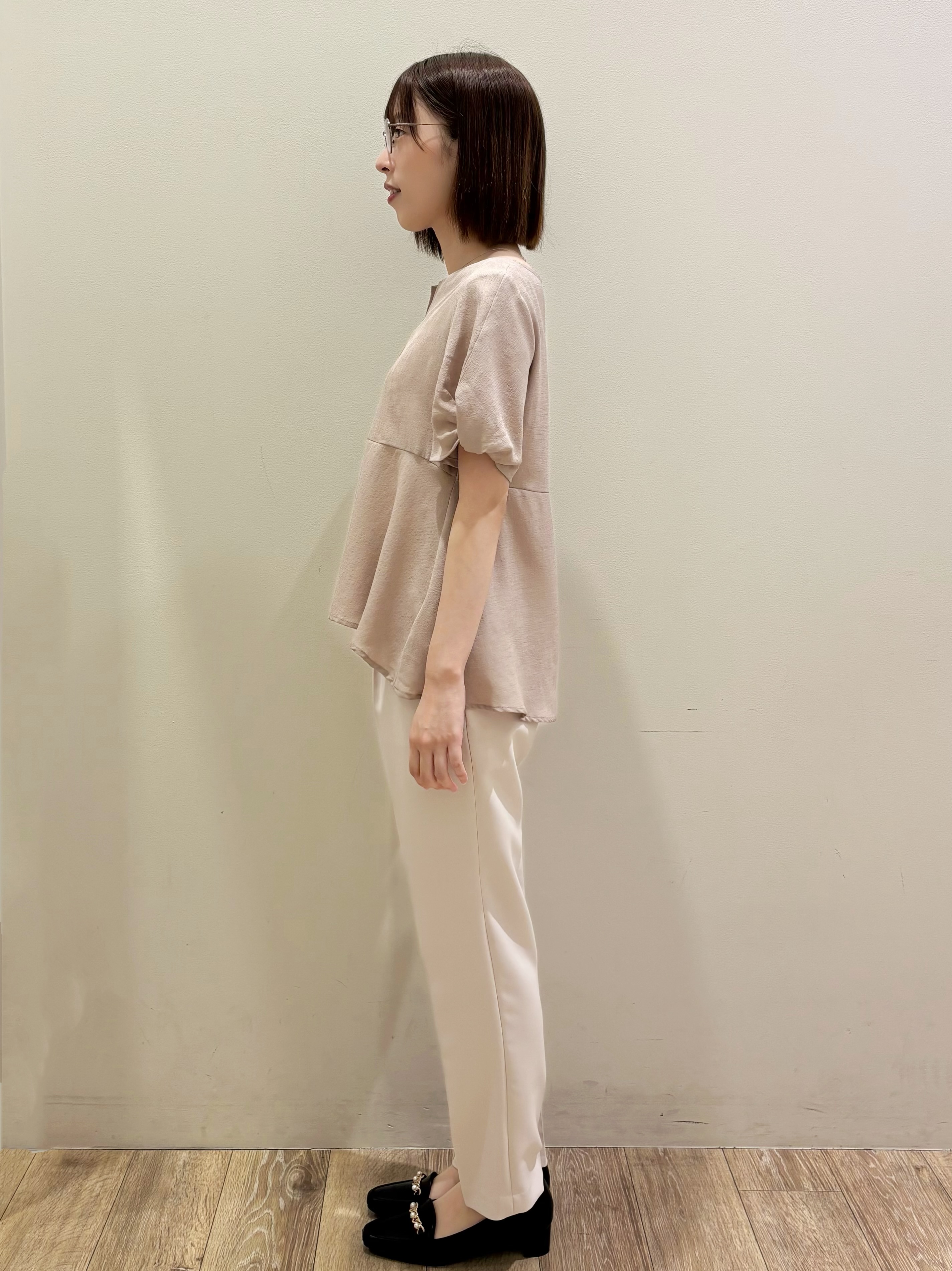 honamiさんの「index｜【接触冷感／吸水速乾】キーネックペプラムブラウス《洗濯機OK》」を使ったコーディネート
