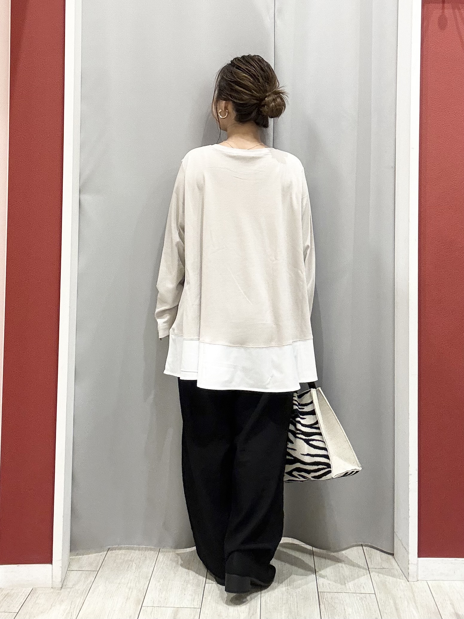 shioさんの「SHOO･LA･RUE｜【洗濯後しわになりにくい/S-LL】キーネック金ボタンポケットシャツ」を使ったコーディネート