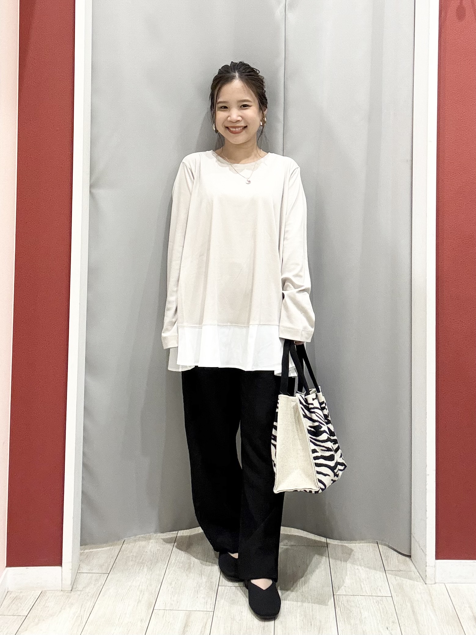 shioさんの「SHOO･LA･RUE｜【洗濯後しわになりにくい/S-LL】キーネック金ボタンポケットシャツ」を使ったコーディネート