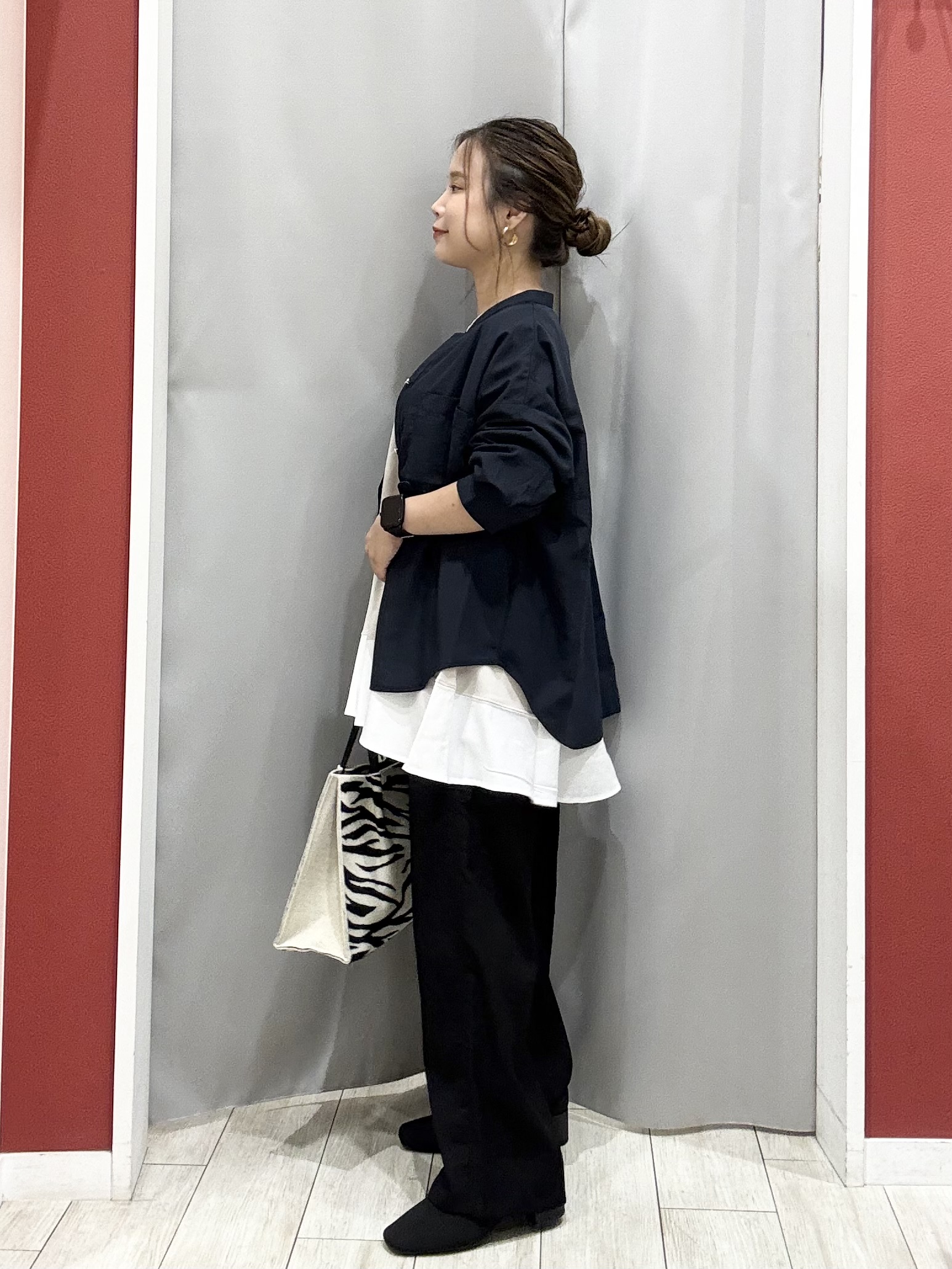 shioさんの「SHOO･LA･RUE｜【洗濯後しわになりにくい/S-LL】キーネック金ボタンポケットシャツ」を使ったコーディネート