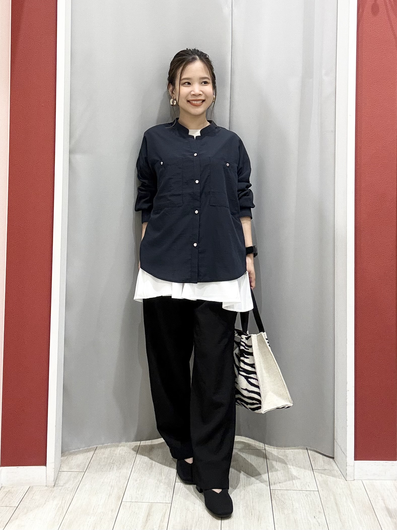 shioさんの「SHOO･LA･RUE｜【洗濯後しわになりにくい/S-LL】キーネック金ボタンポケットシャツ」を使ったコーディネート