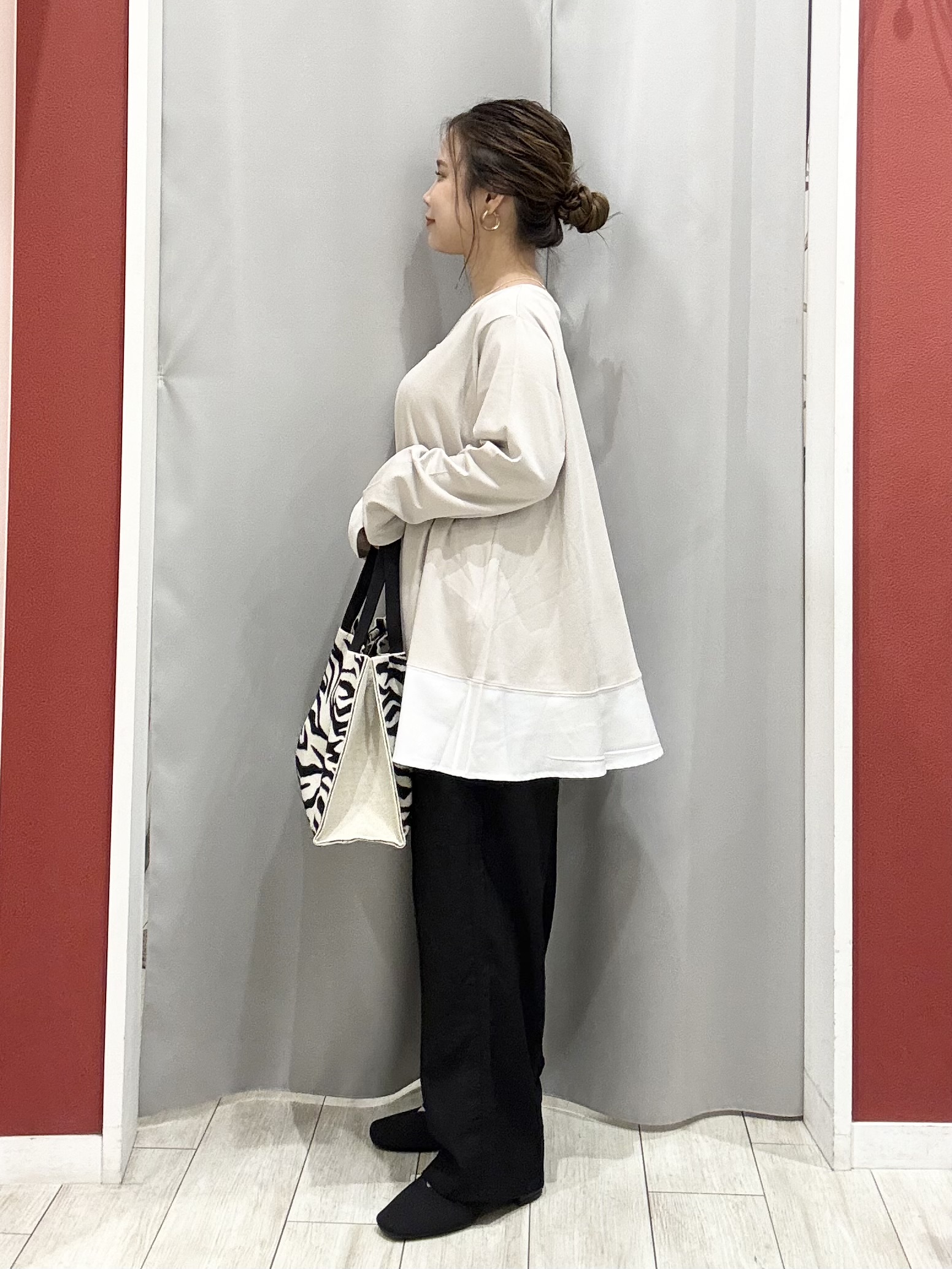 shioさんの「SHOO･LA･RUE｜【洗濯後しわになりにくい/S-LL】キーネック金ボタンポケットシャツ」を使ったコーディネート