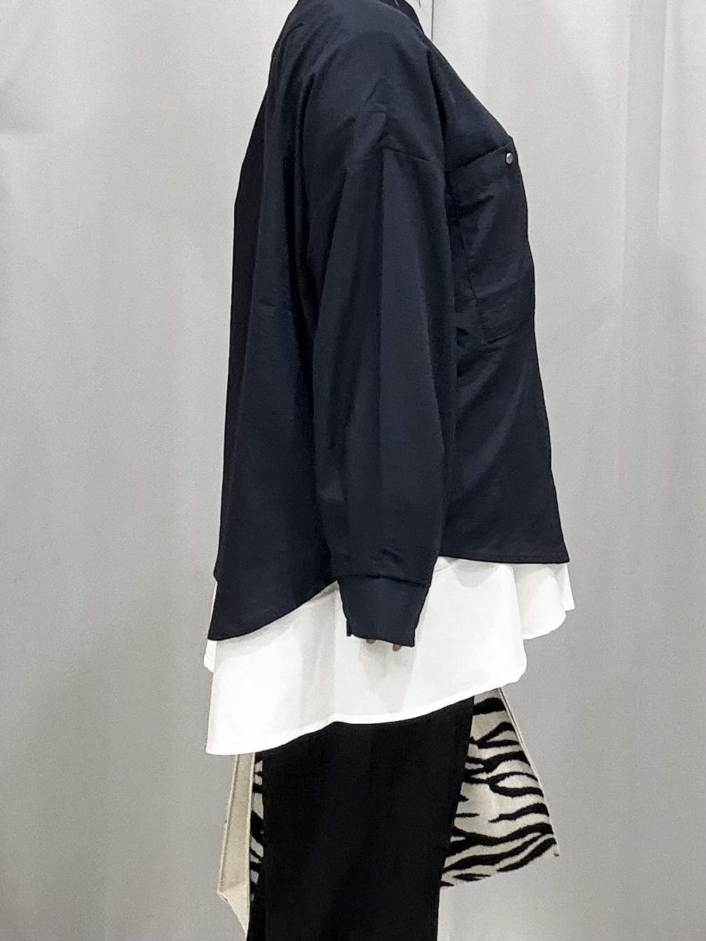 shioさんの「SHOO･LA･RUE｜【洗濯後しわになりにくい/S-LL】キーネック金ボタンポケットシャツ」を使ったコーディネート