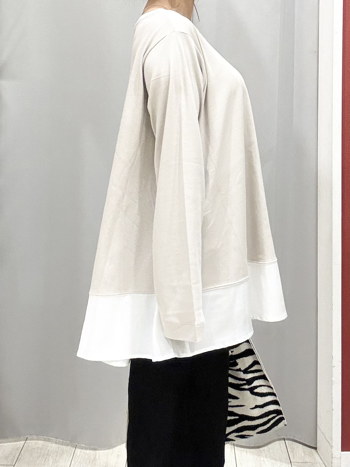 shioさんの「SHOO･LA･RUE｜【洗濯後しわになりにくい/S-LL】キーネック金ボタンポケットシャツ」を使ったコーディネート