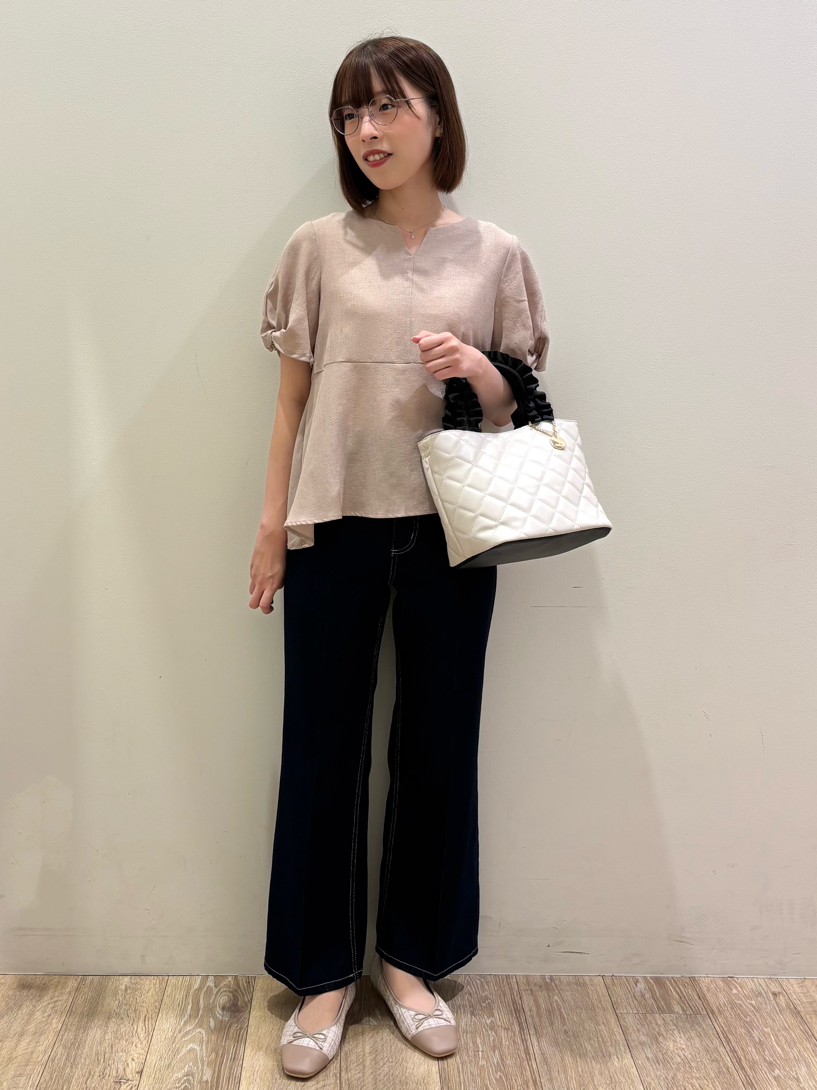 honamiさんの「index｜【接触冷感／吸水速乾】キーネックペプラムブラウス《洗濯機OK》」を使ったコーディネート