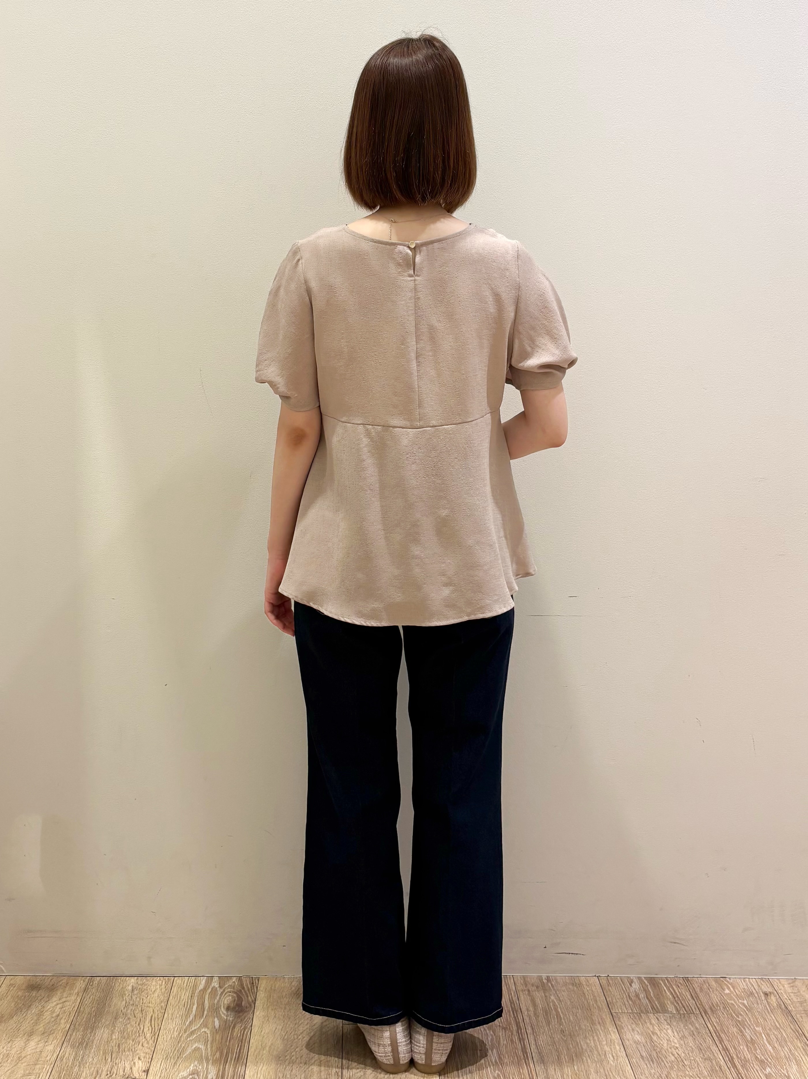 honamiさんの「index｜【接触冷感／吸水速乾】キーネックペプラムブラウス《洗濯機OK》」を使ったコーディネート