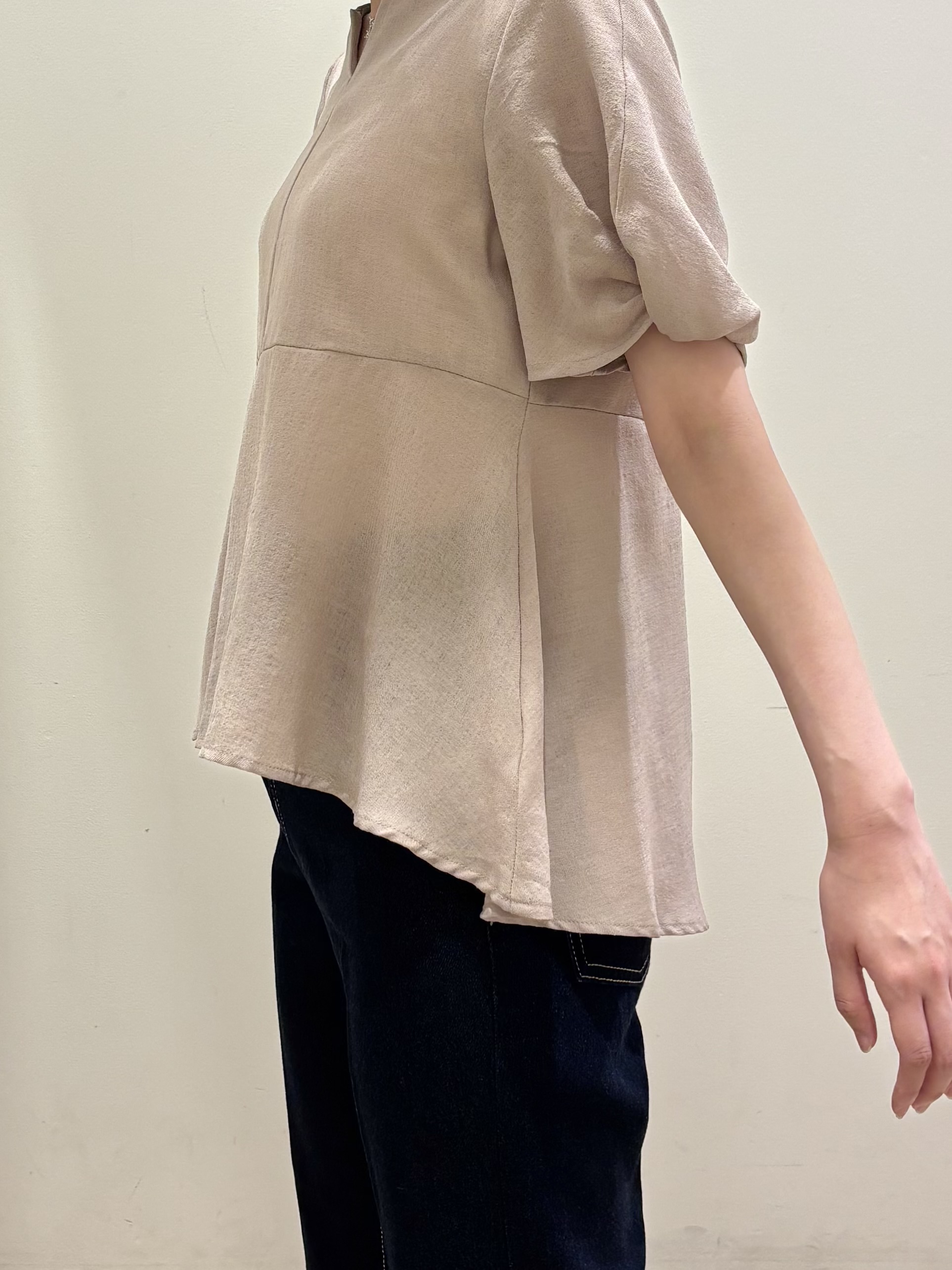 honamiさんの「index｜【接触冷感／吸水速乾】キーネックペプラムブラウス《洗濯機OK》」を使ったコーディネート