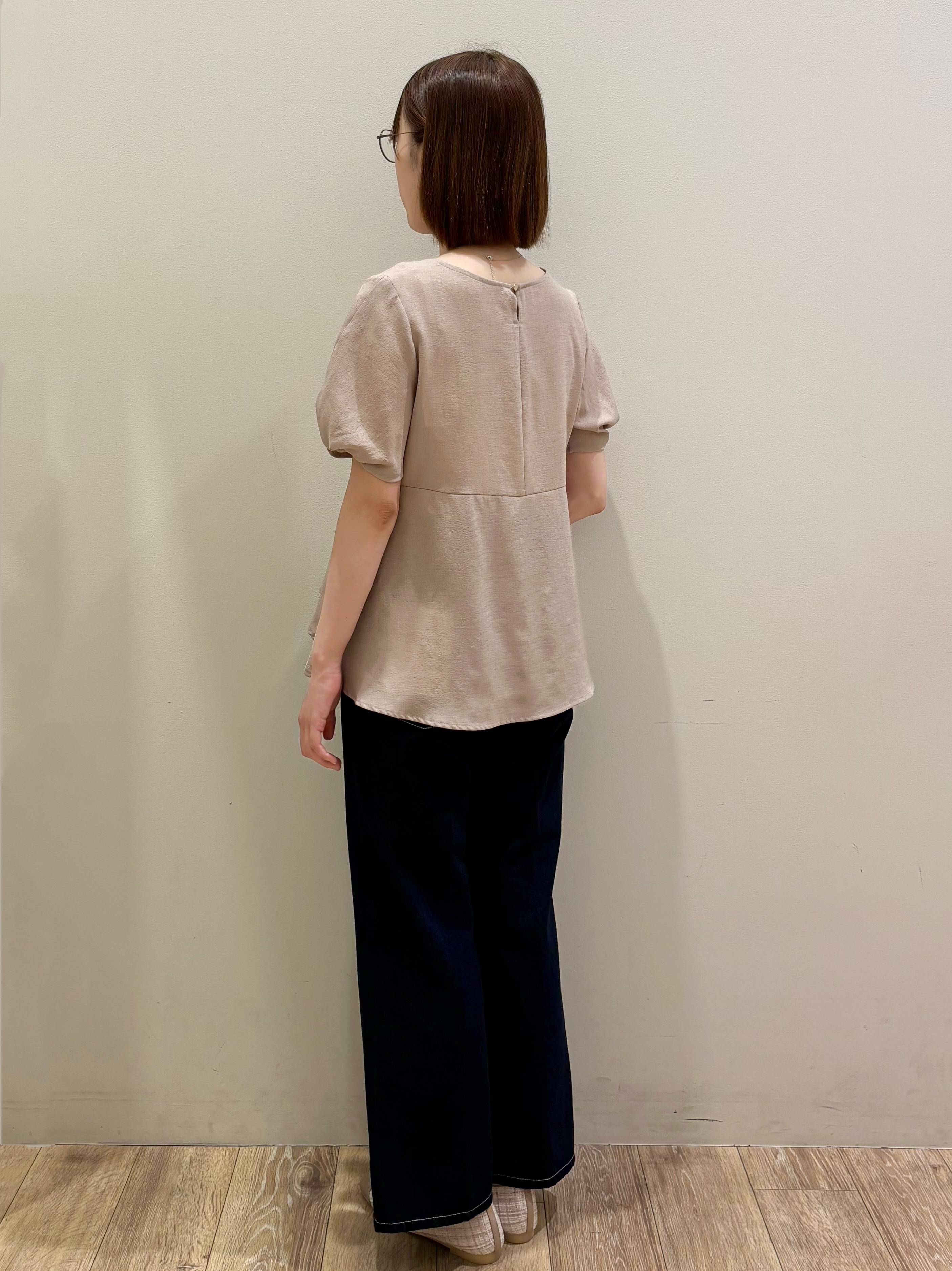 honamiさんの「index｜【接触冷感／吸水速乾】キーネックペプラムブラウス《洗濯機OK》」を使ったコーディネート