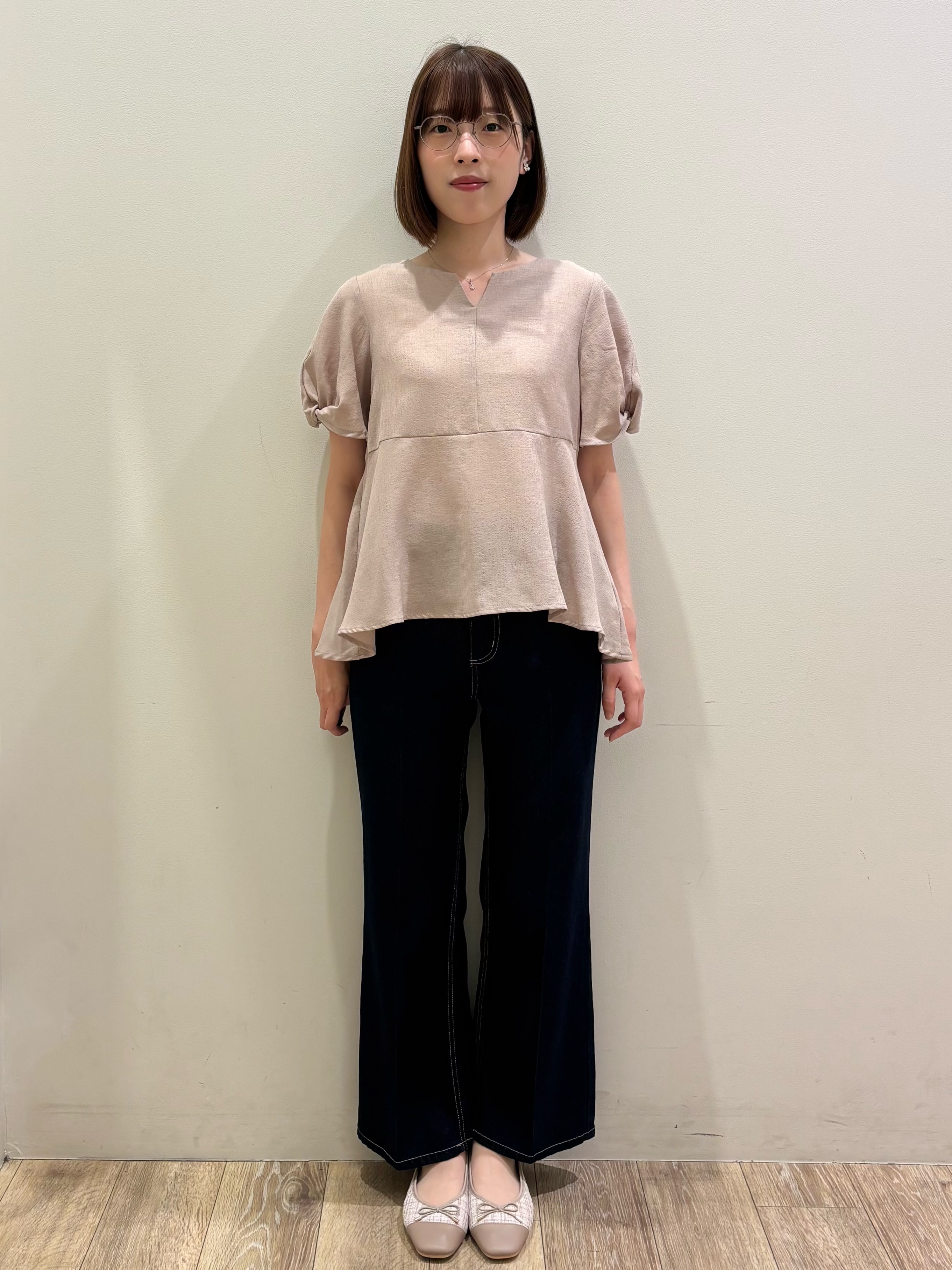 honamiさんの「index｜【接触冷感／吸水速乾】キーネックペプラムブラウス《洗濯機OK》」を使ったコーディネート