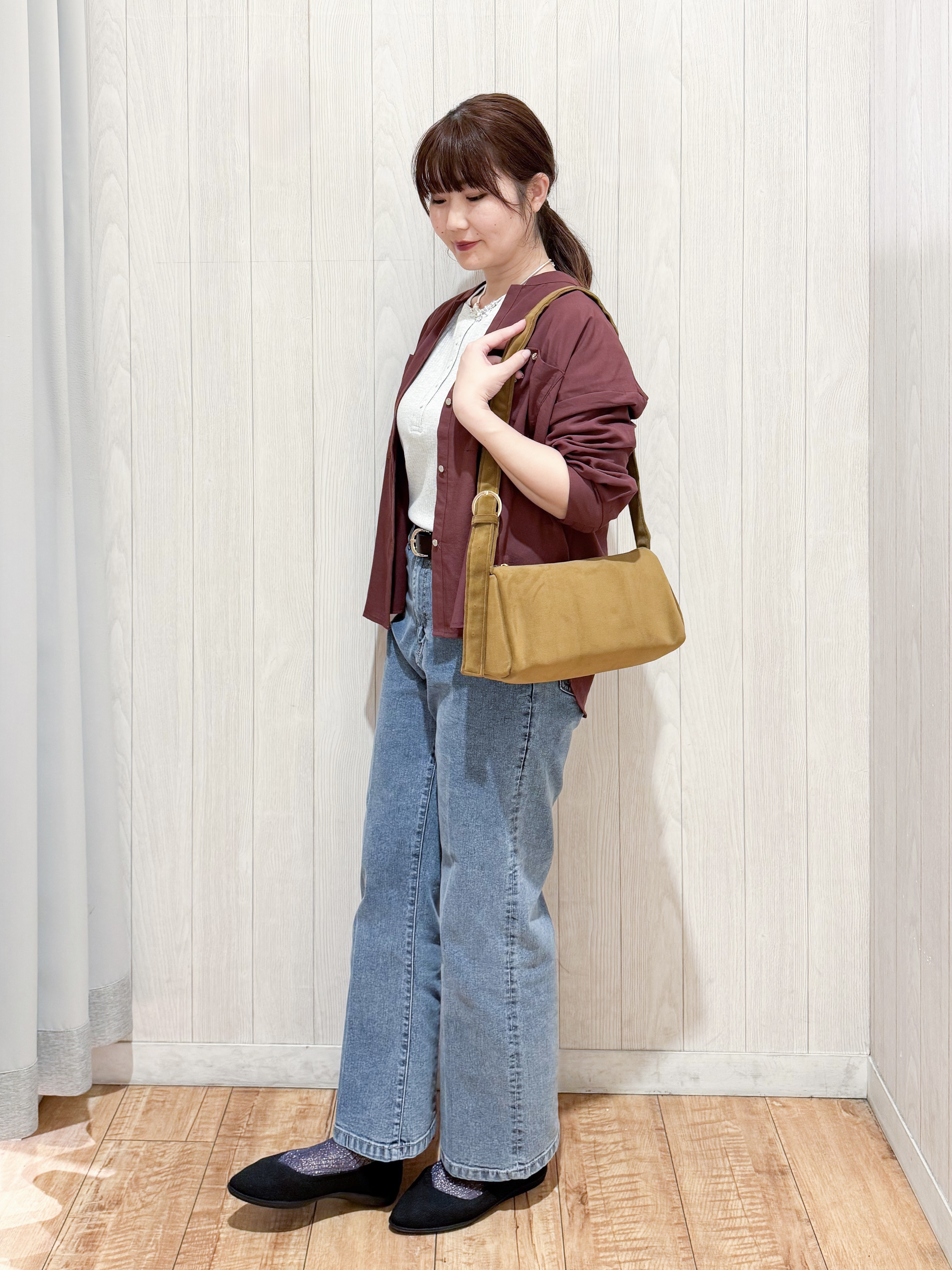 愛さんの「SHOO･LA･RUE｜【洗濯後しわになりにくい/S-LL】キーネック金ボタンポケットシャツ」を使ったコーディネート