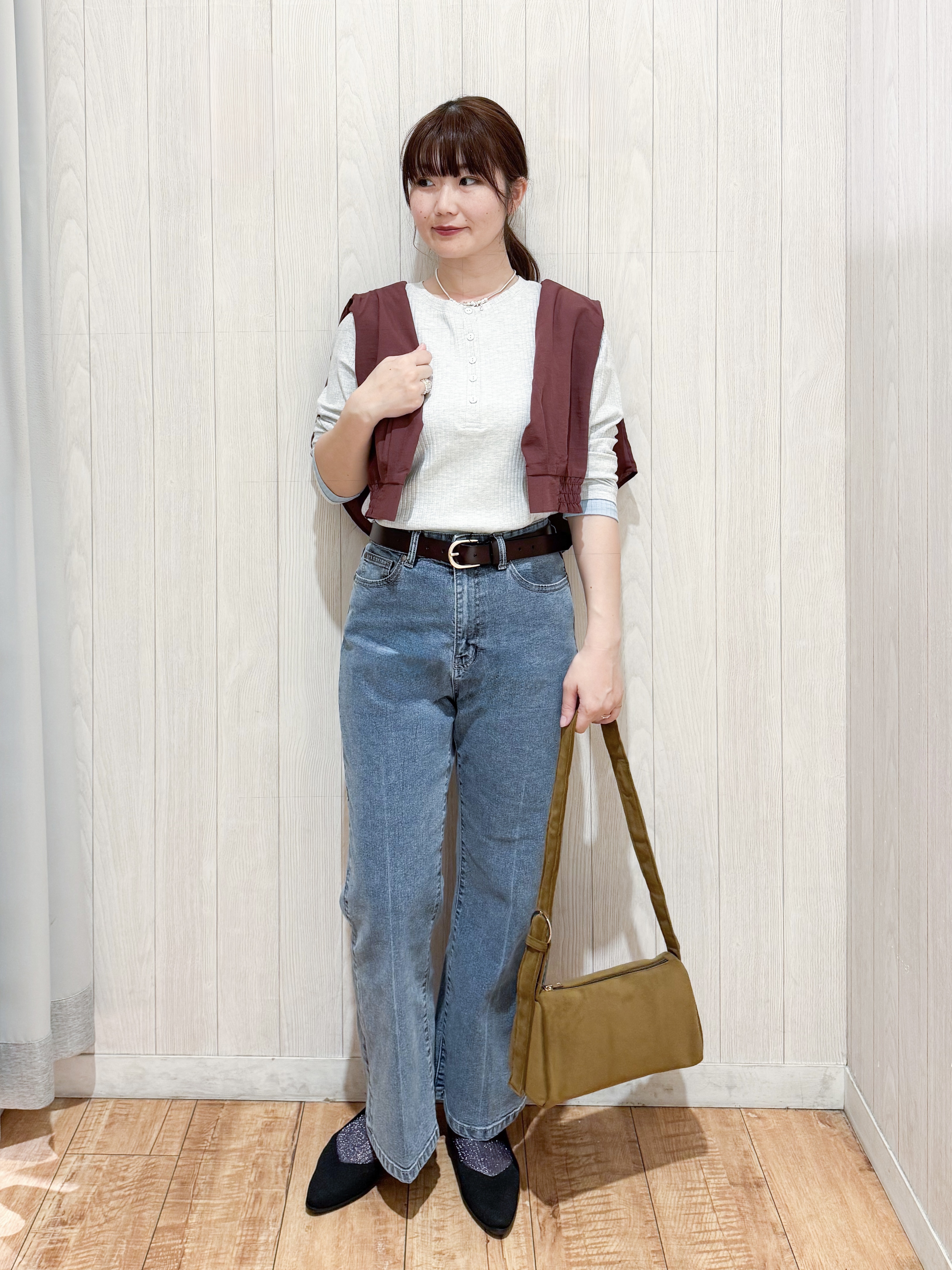 愛さんの「SHOO･LA･RUE｜【洗濯後しわになりにくい/S-LL】キーネック金ボタンポケットシャツ」を使ったコーディネート